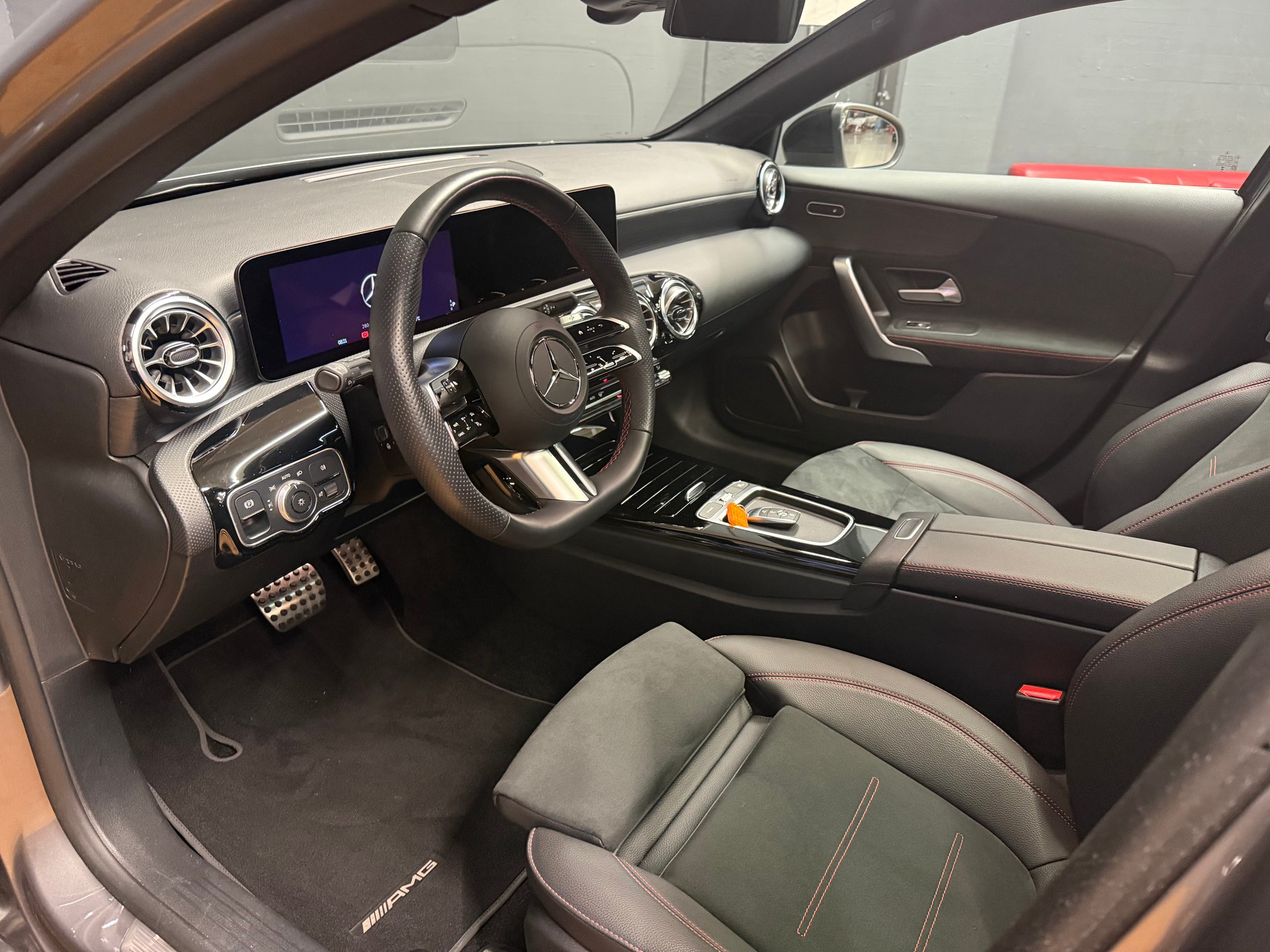 MERCEDES-BENZ A 200 - AMG - Limousine / Rückfahrkamera / Panorama-Dach / Ambiente-Licht - 14