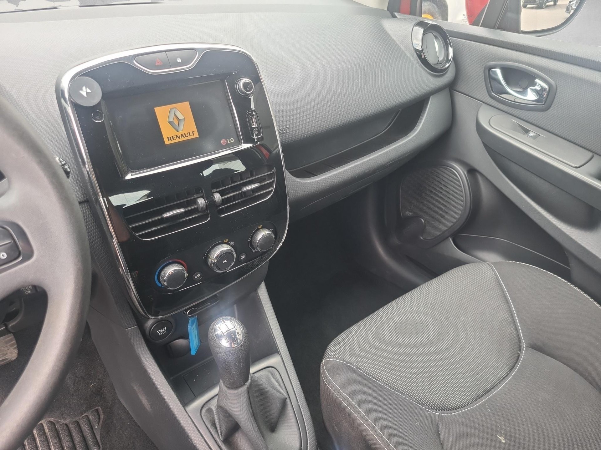 RENAULT Clio 0.9 TCe Expression S/S - 12