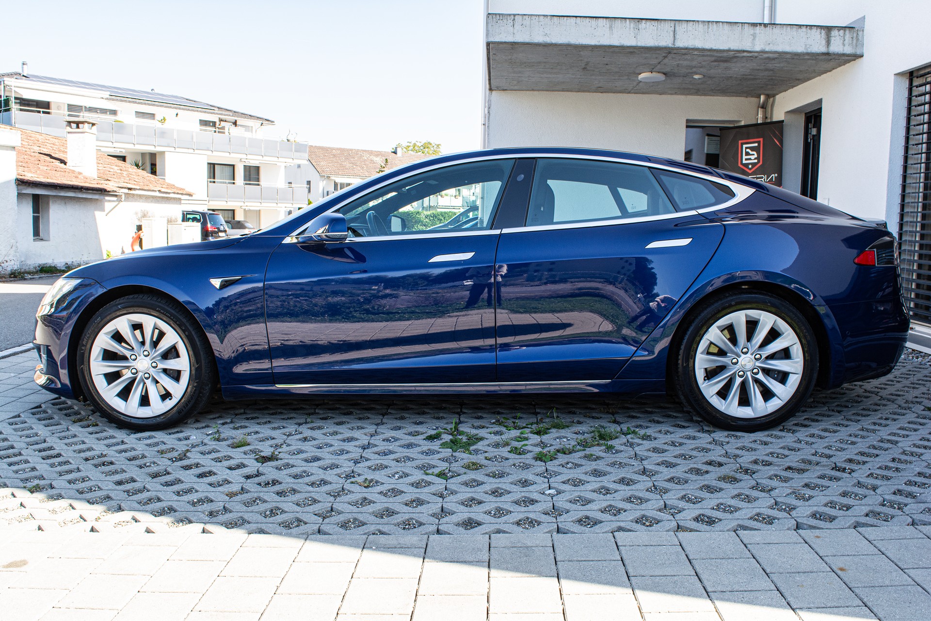 TESLA Model S 75 D - 6