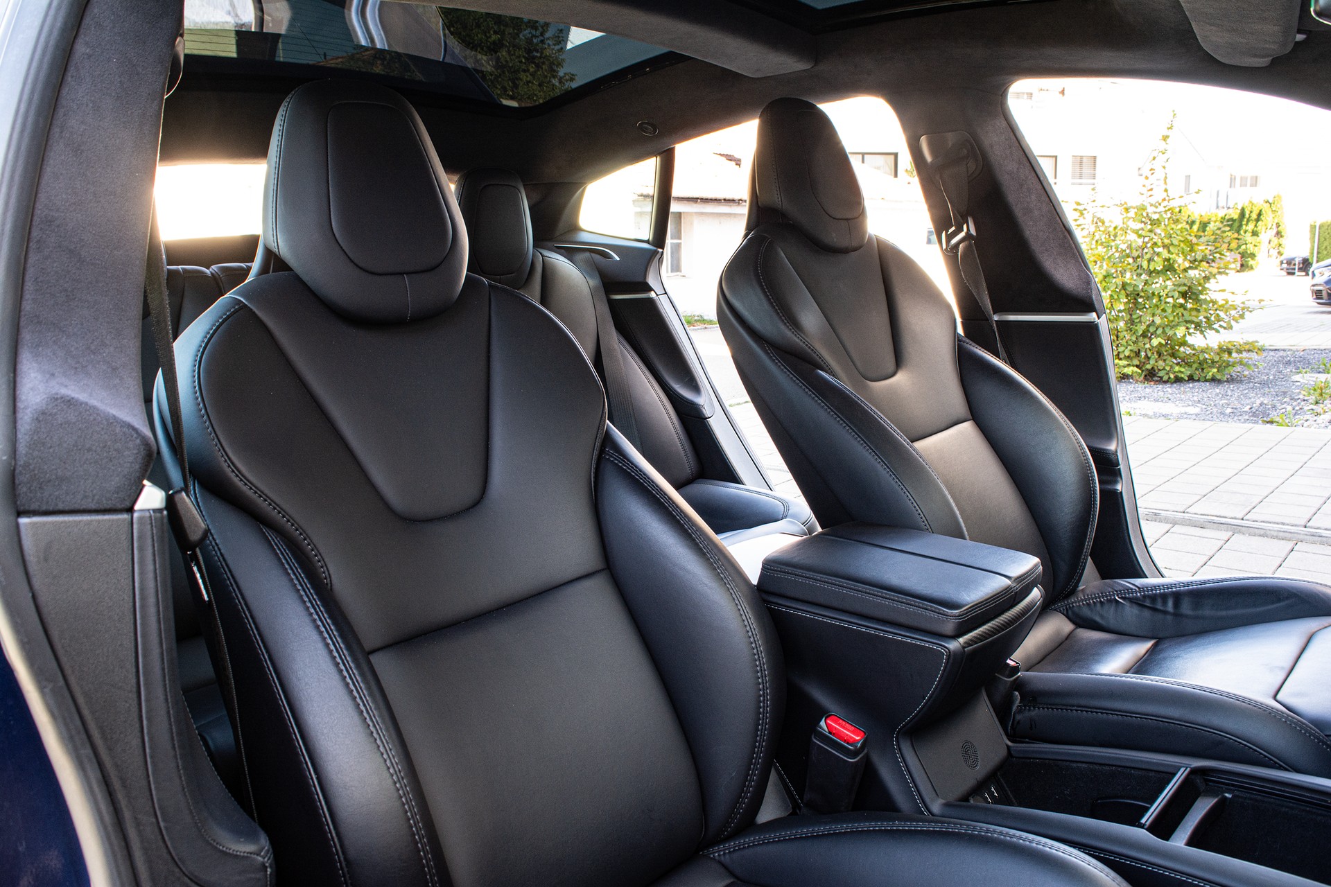 TESLA Model S 75 D - 26