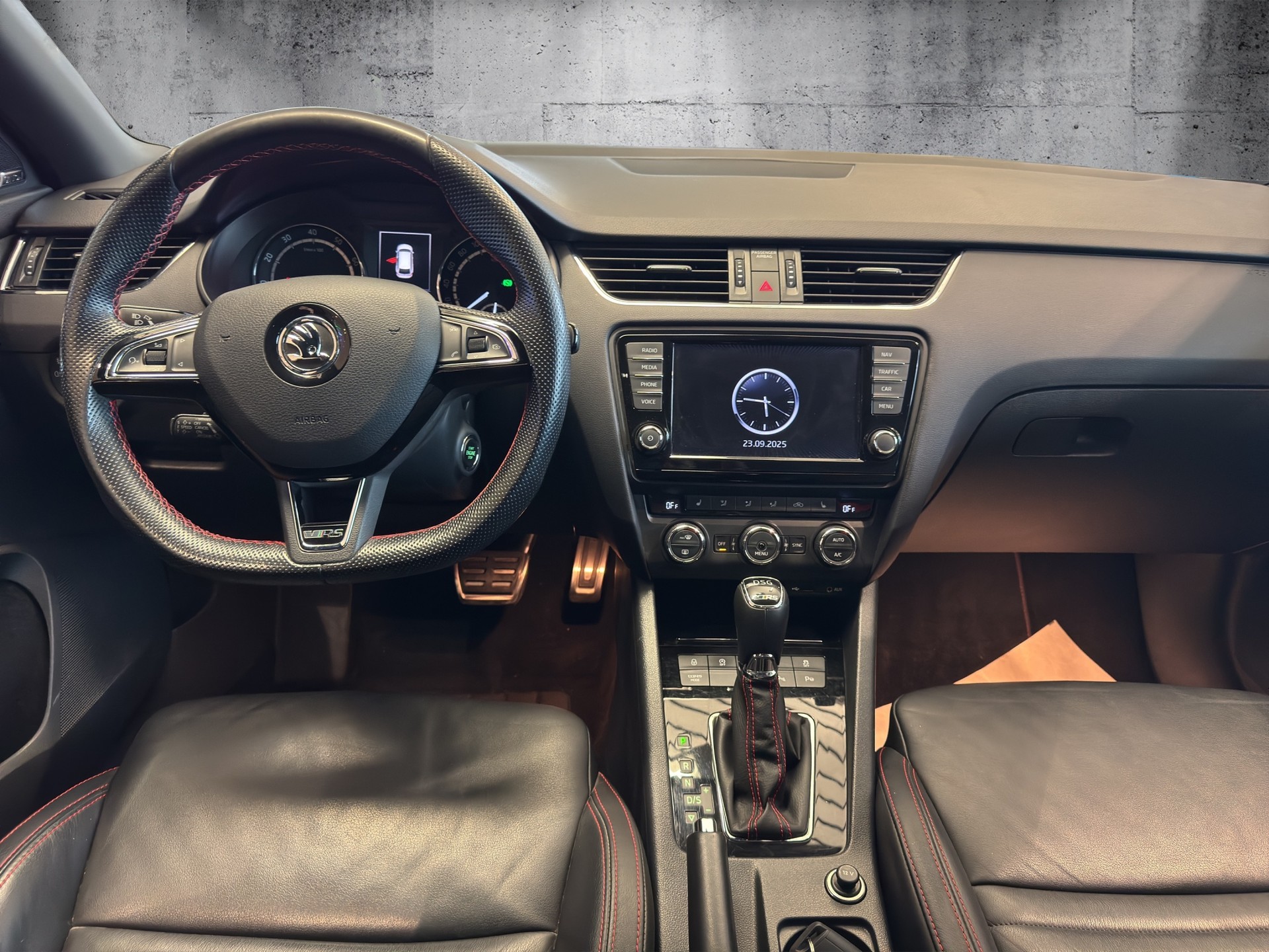 SKODA Octavia Combi 2.0 TSI RS 230 DSG - 10