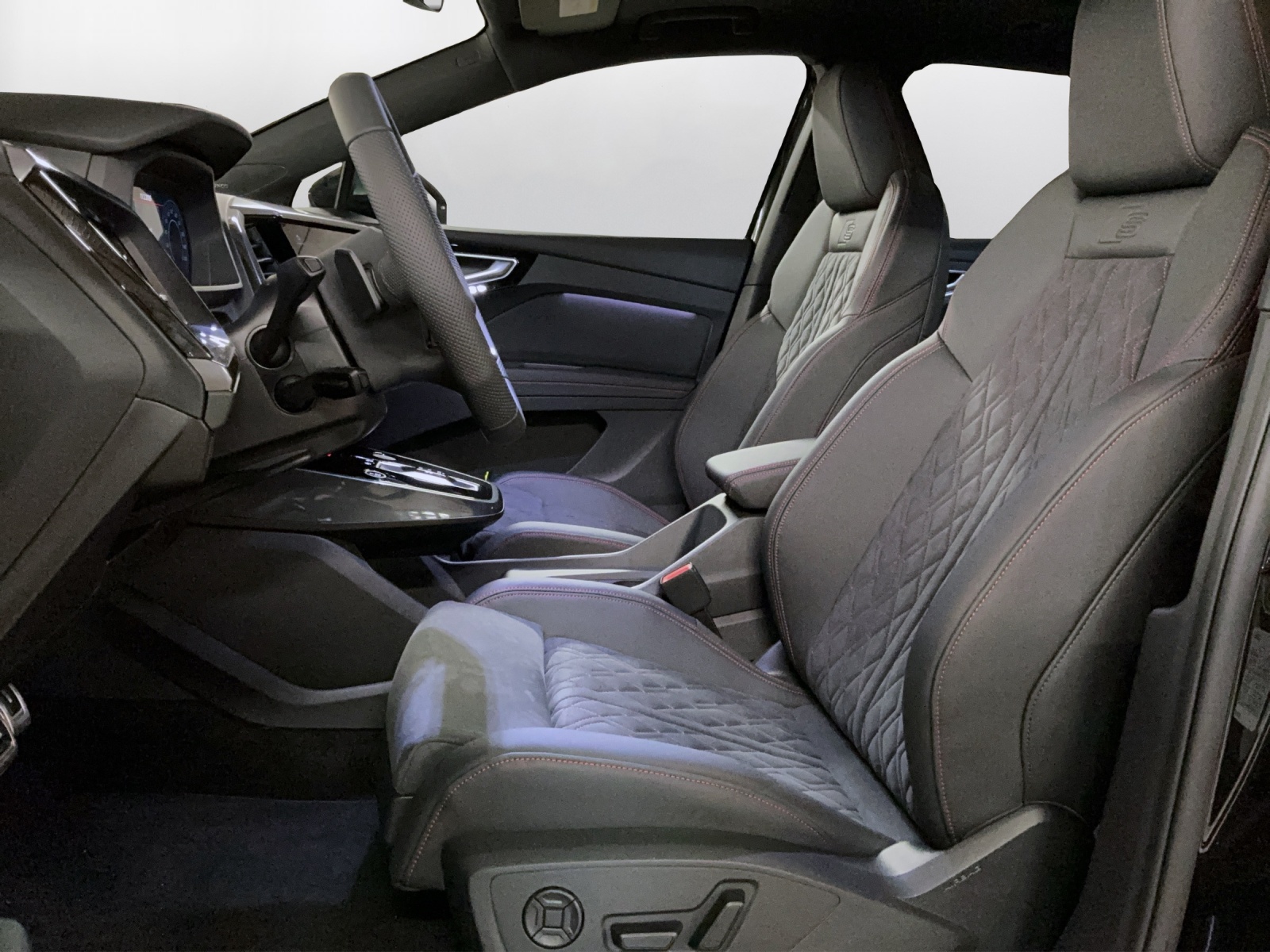 AUDI Q4 e-tron 45 Edition Swiss Ski quattro - 10