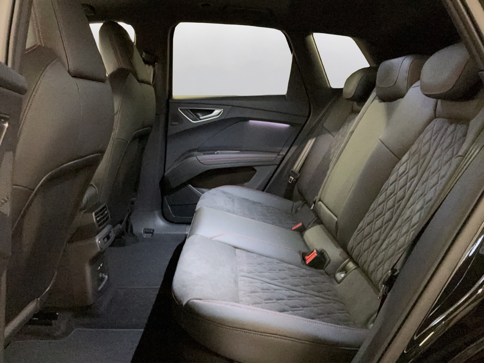 AUDI Q4 e-tron 45 Edition Swiss Ski quattro - 11