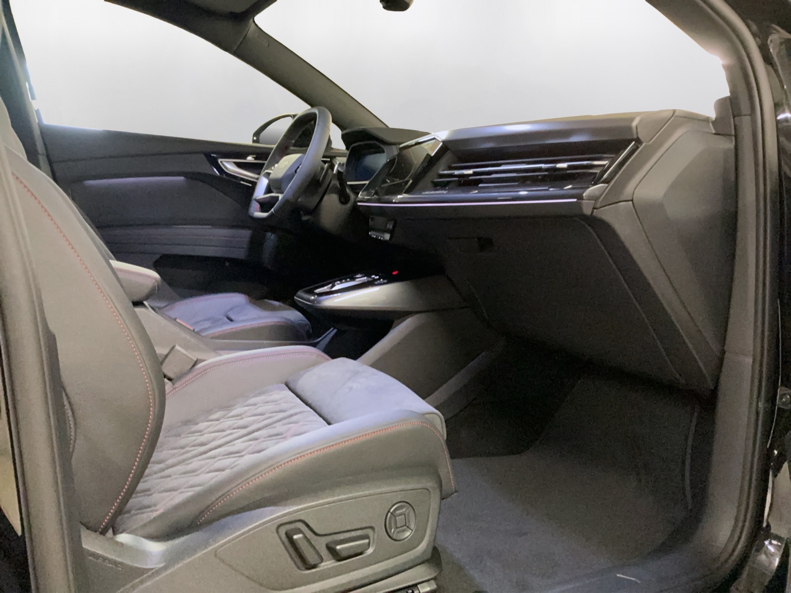 AUDI Q4 e-tron 45 Edition Swiss Ski quattro - 14