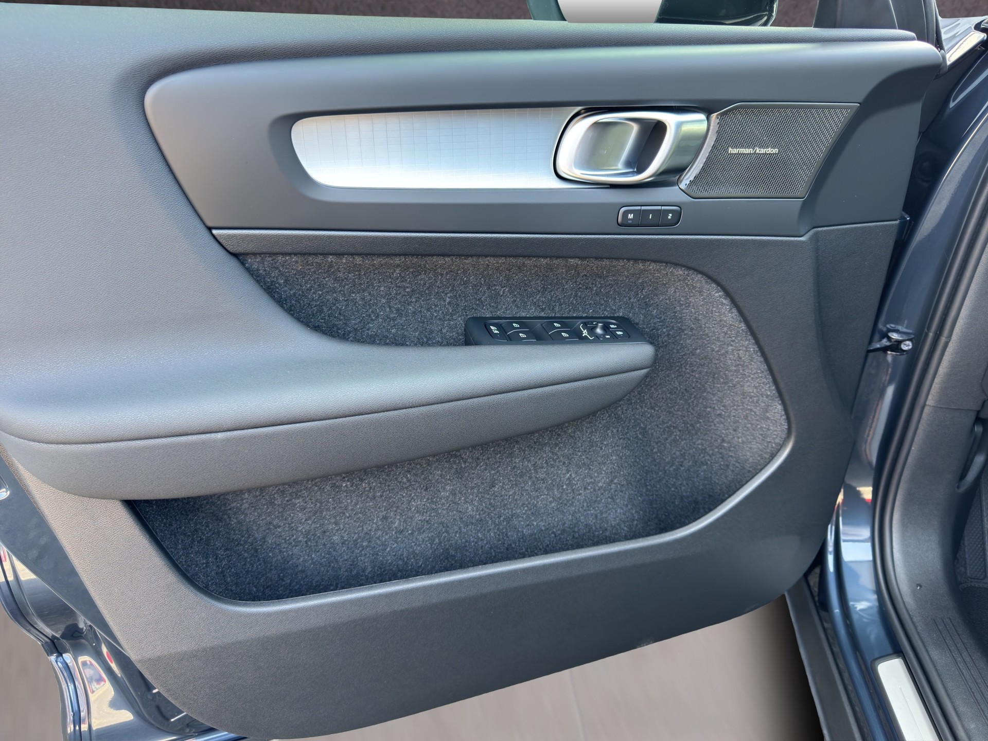 VOLVO XC40 2.0 B4 MH Black Edition - 17