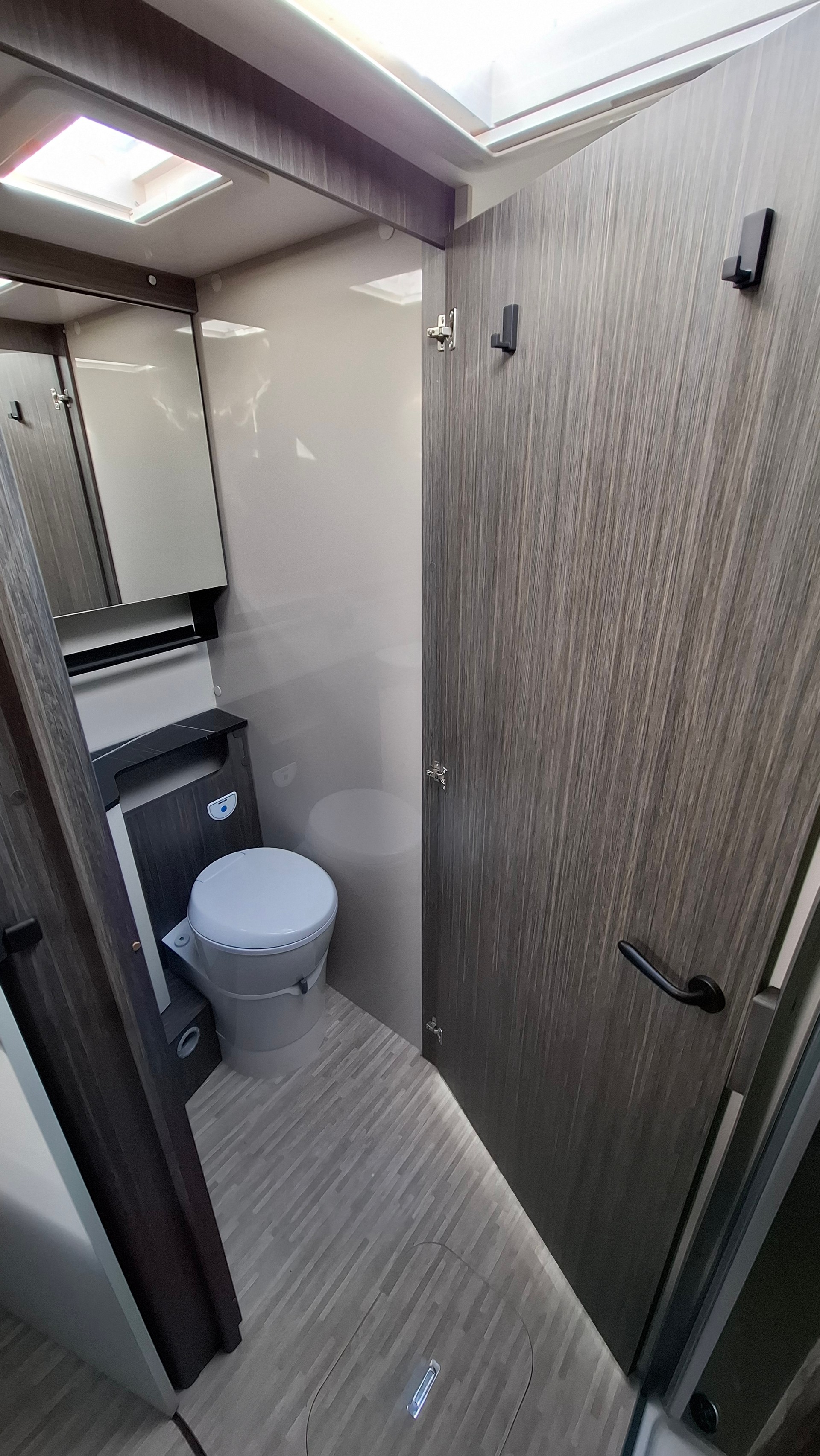 MCLOUIS MC4 881 - 25 Edition Automatique 165 PS (chauffage diesel, panneau solaire 200W, Marquise) - 12