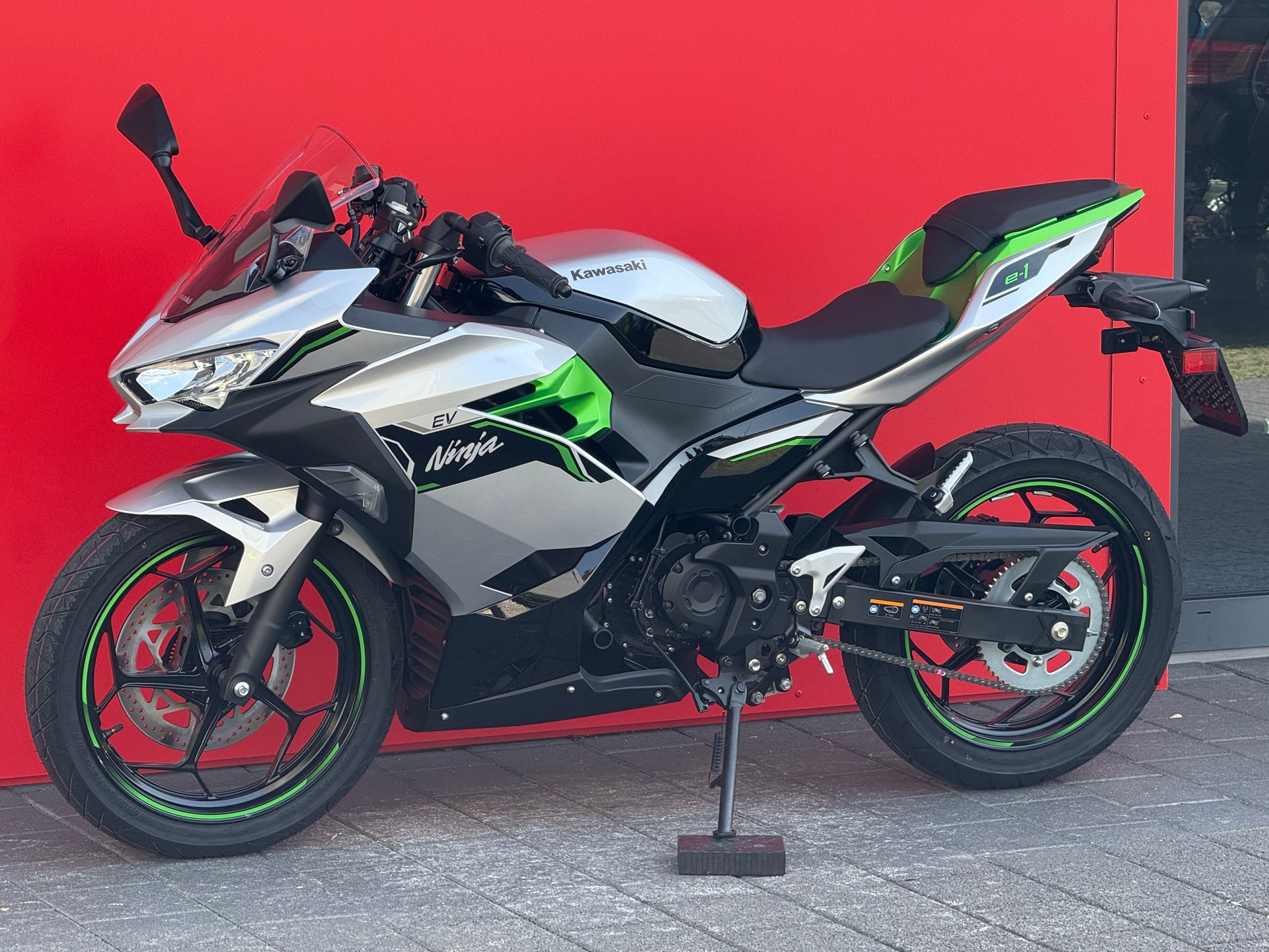 KAWASAKI Ninja e-1 - 12