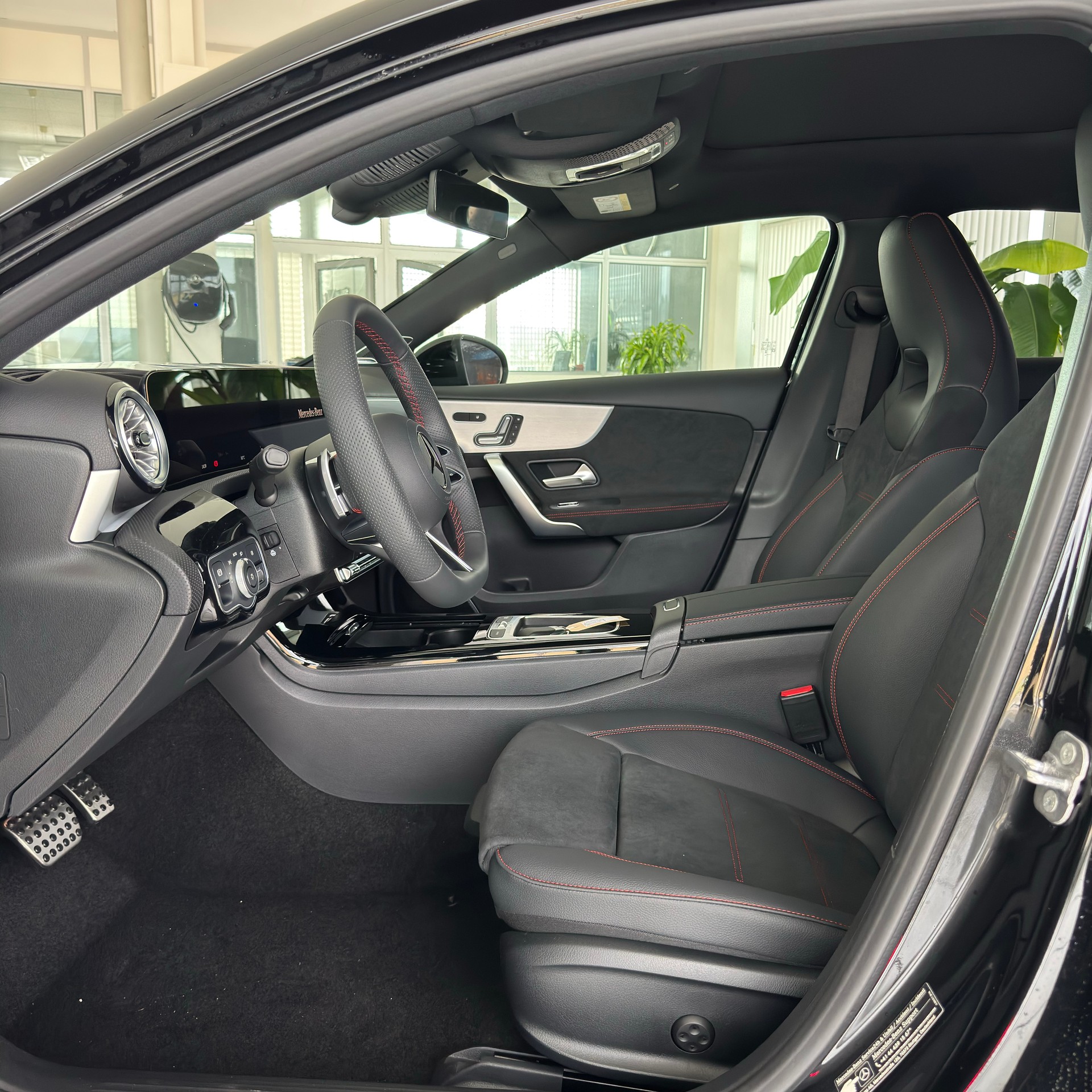 MERCEDES-BENZ A 250 4MATIC Kompaktlimousine - 8