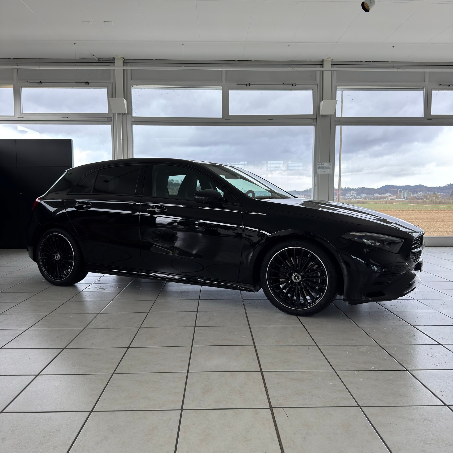MERCEDES-BENZ A 250 4MATIC Kompaktlimousine - 2