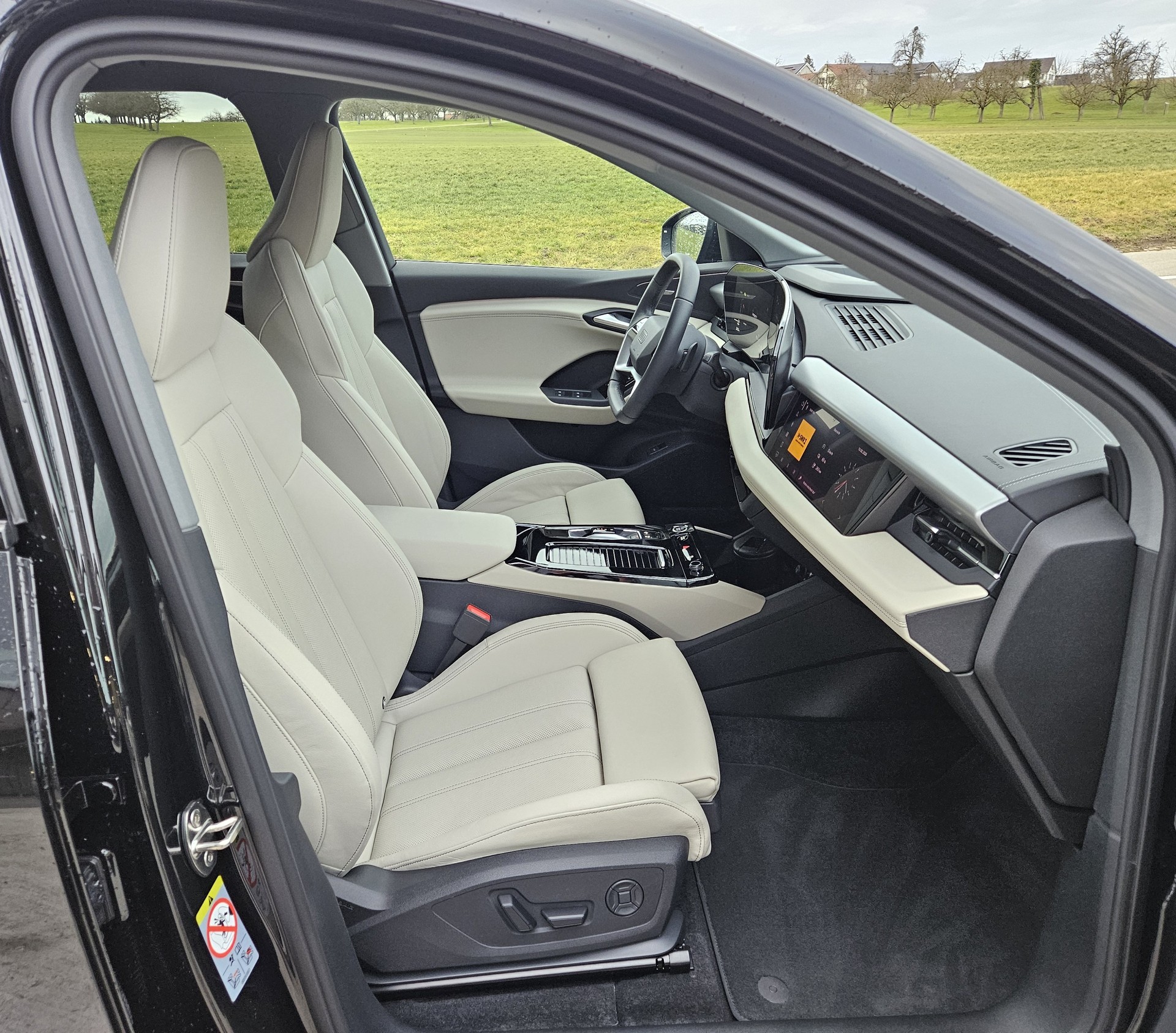 AUDI Q6 e-tron quattro Tech pro mit Luftfederung und Anhängerkupplung - 16