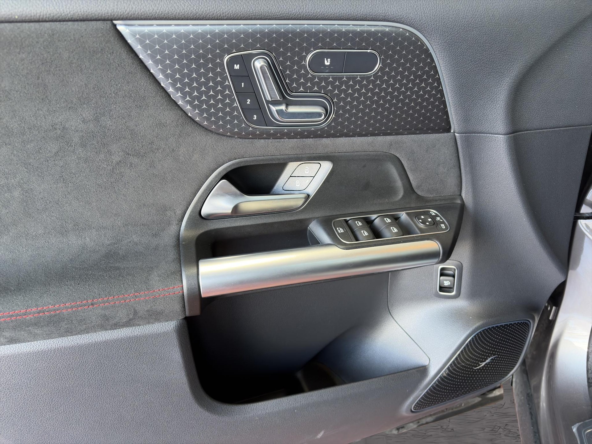 MERCEDES-BENZ EQA 350 Swiss Star AMG Line 4matic - 8