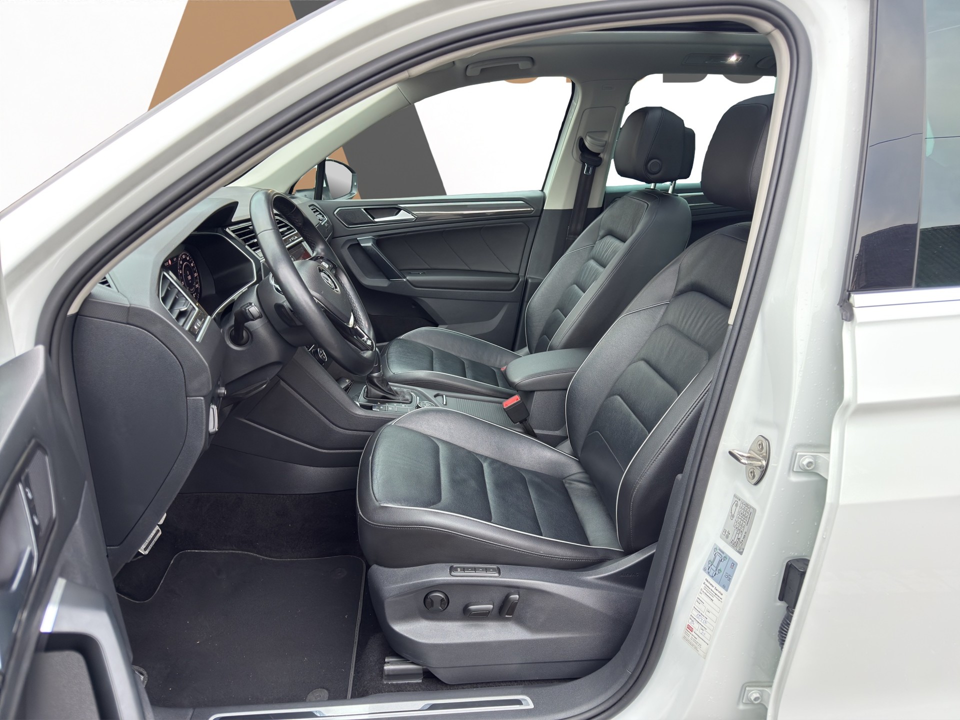 VW Tiguan 2.0 TSI Highline DSG Vienna Sky AHK - 10