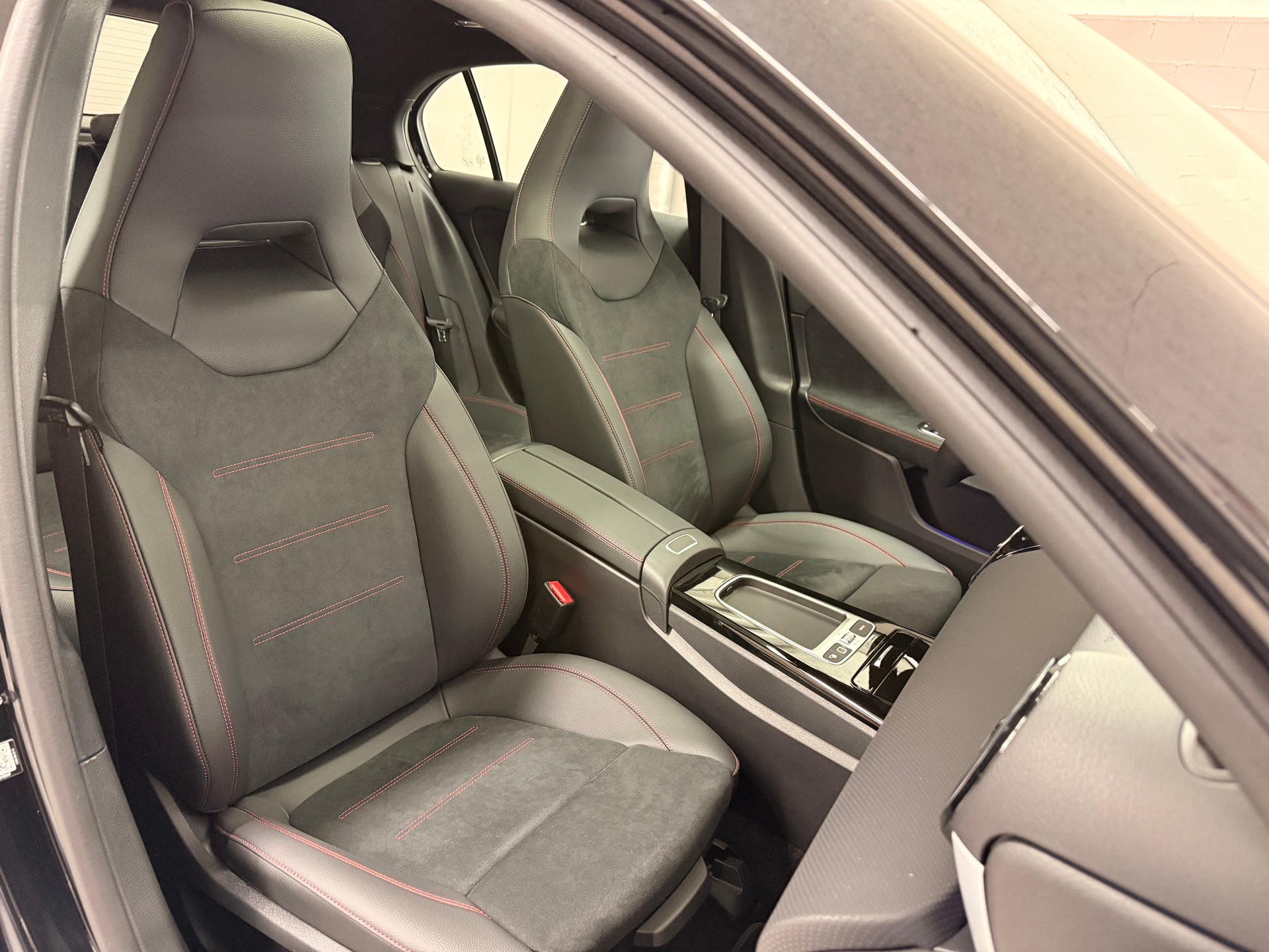 MERCEDES-BENZ A 250 4MATIC Kompaktlimousine - 10