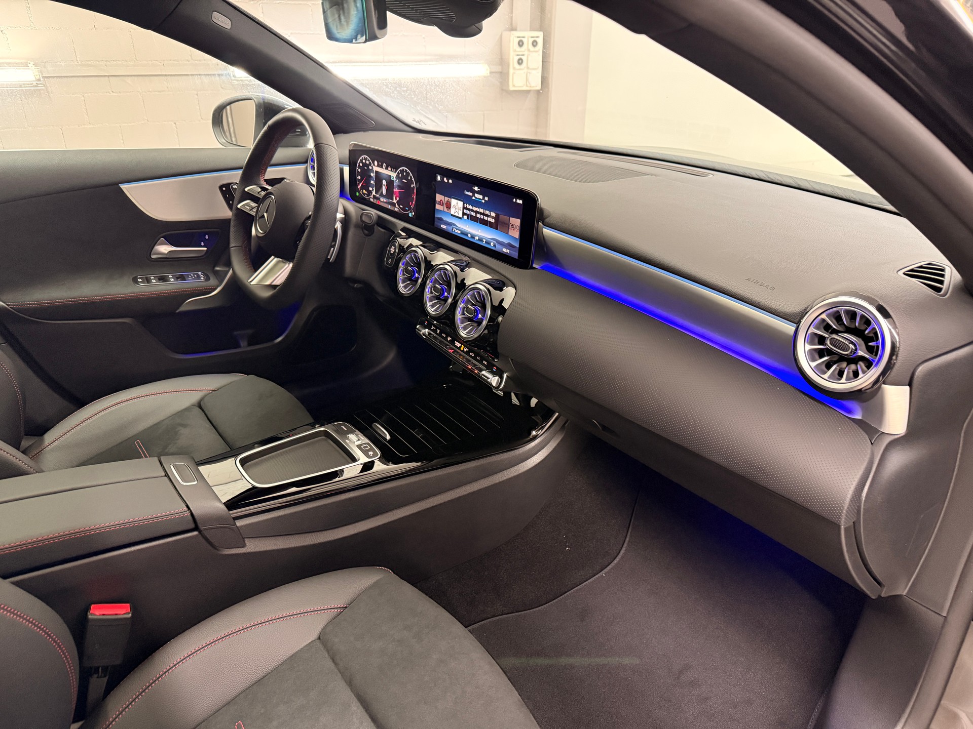 MERCEDES-BENZ A 250 4MATIC Kompaktlimousine - 11