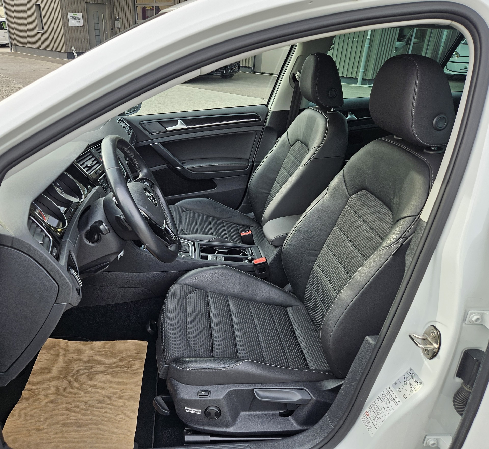 VW Golf 2.0 TDI Highline DSG - 9
