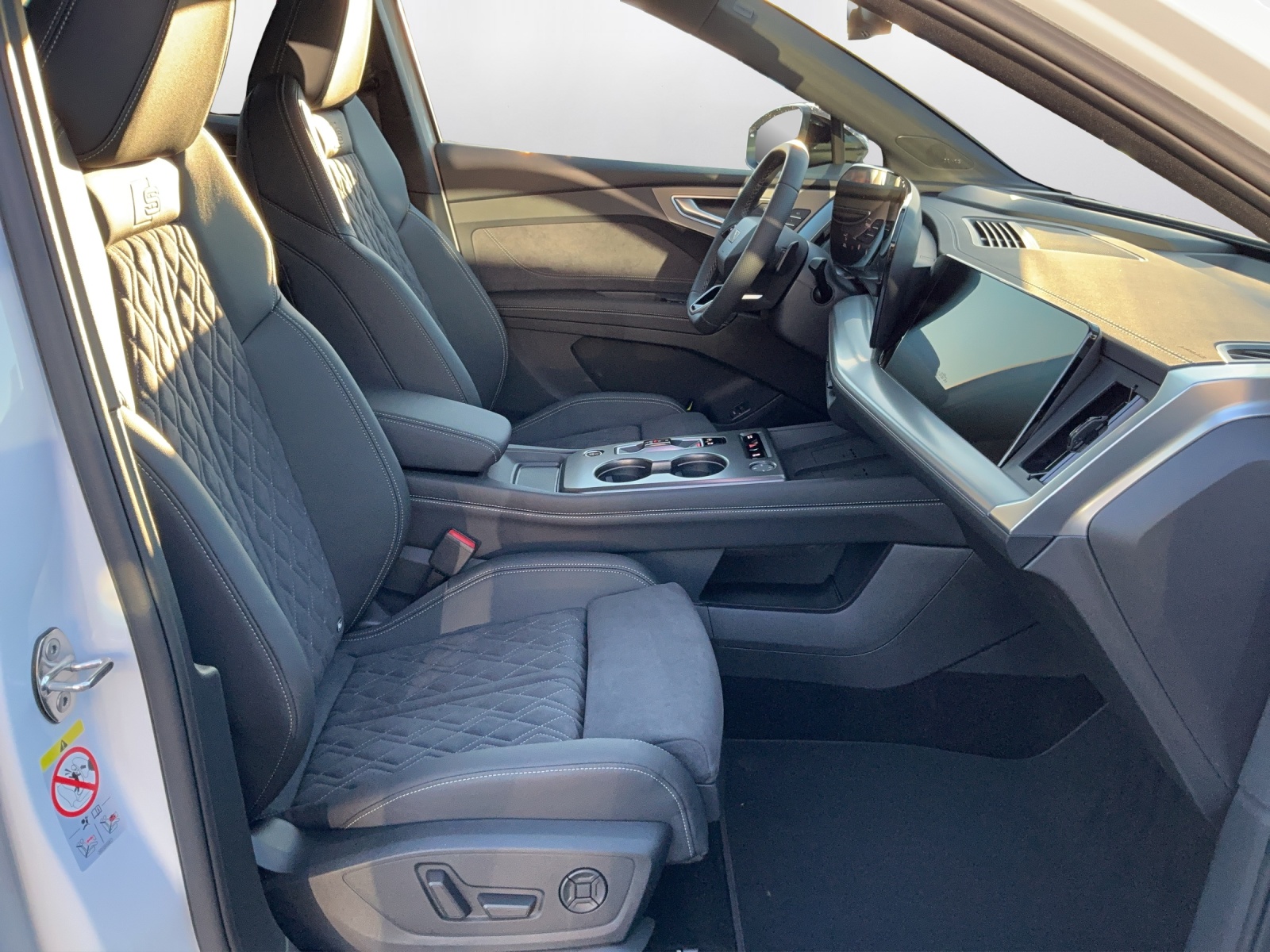 AUDI Q4 e-tron SUV quattro performance Swiss Ski - 14