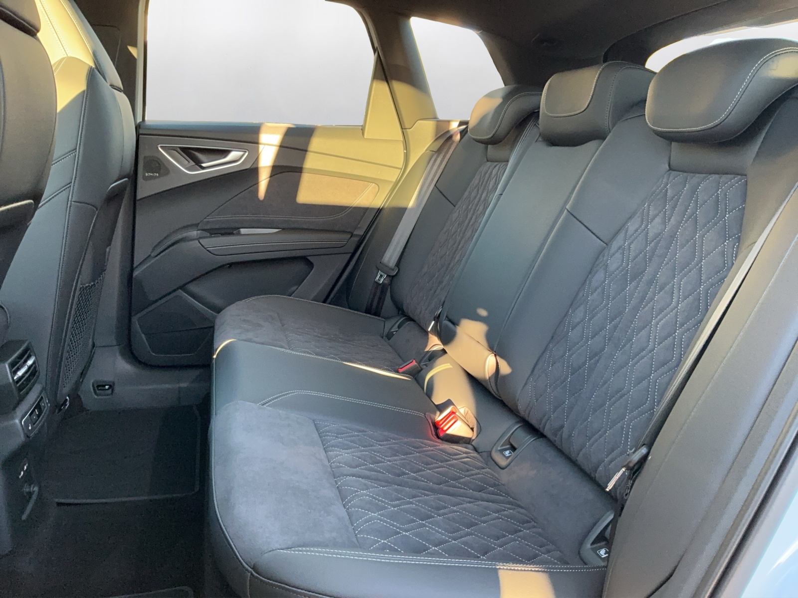 AUDI Q4 e-tron SUV quattro performance Swiss Ski - 11
