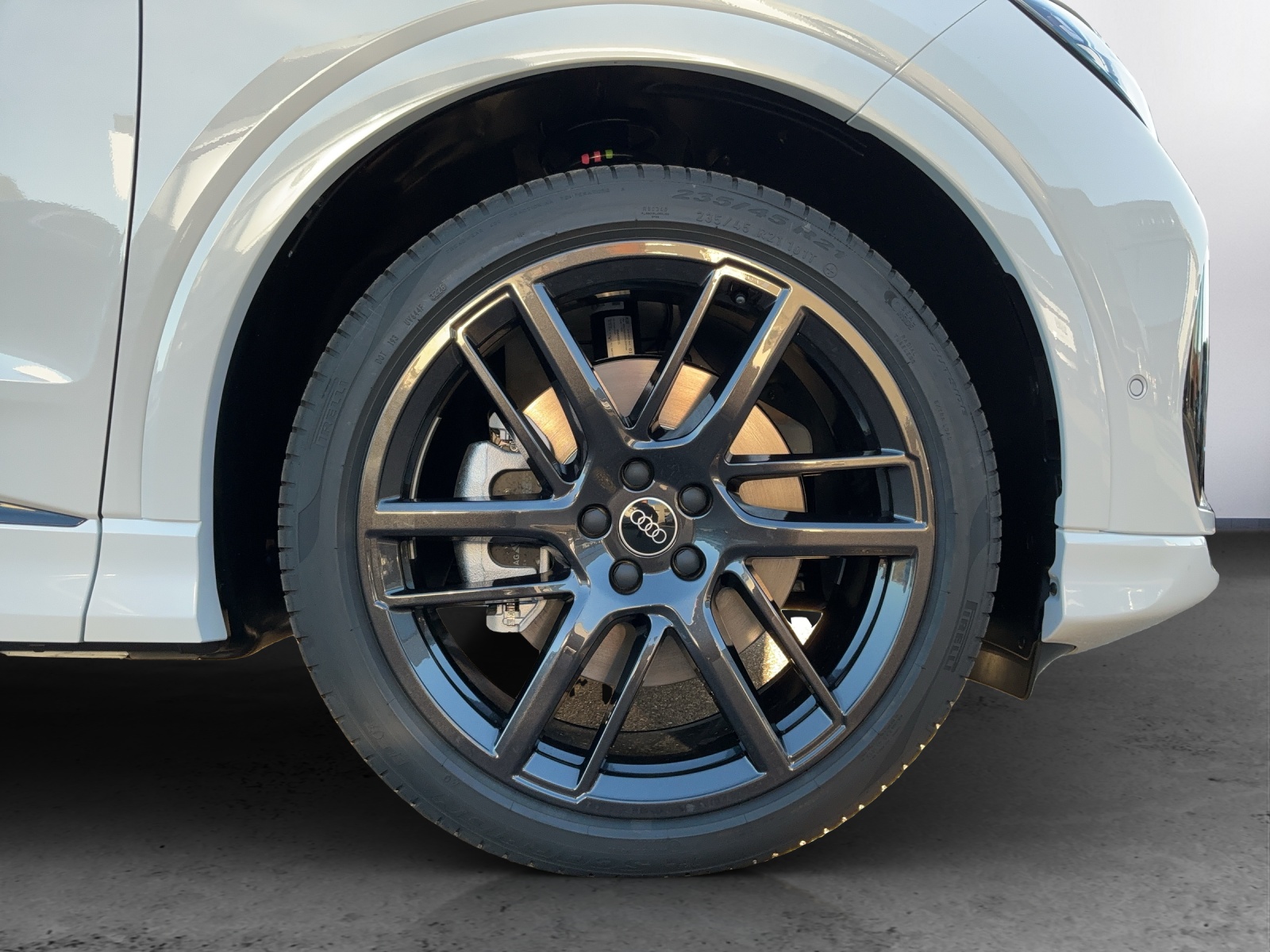 AUDI Q4 e-tron SUV quattro performance Swiss Ski - 13