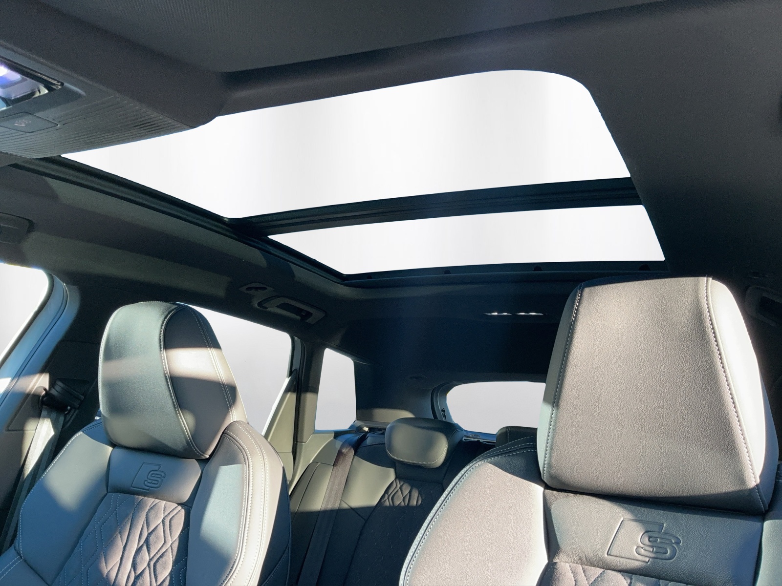AUDI Q4 e-tron SUV quattro performance Swiss Ski - 15