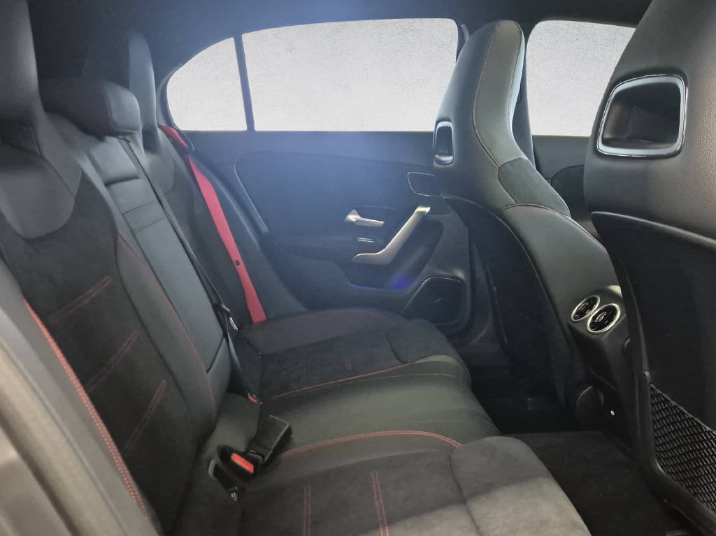 MERCEDES-BENZ A 35 AMG 4Matic - 11