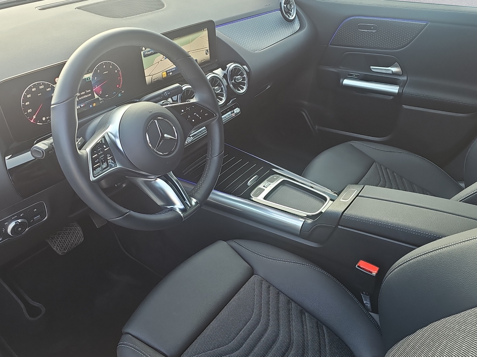 MERCEDES-BENZ GLA 200 7G-DCT - 11