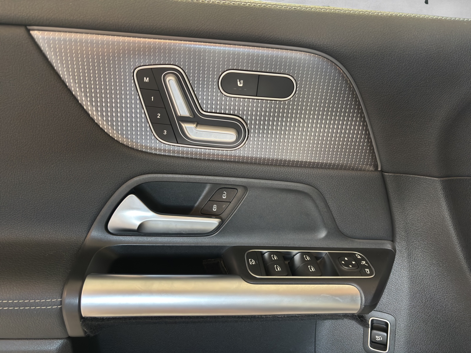 MERCEDES-BENZ EQA 300 4Matic Swiss Star AMG Line - 9
