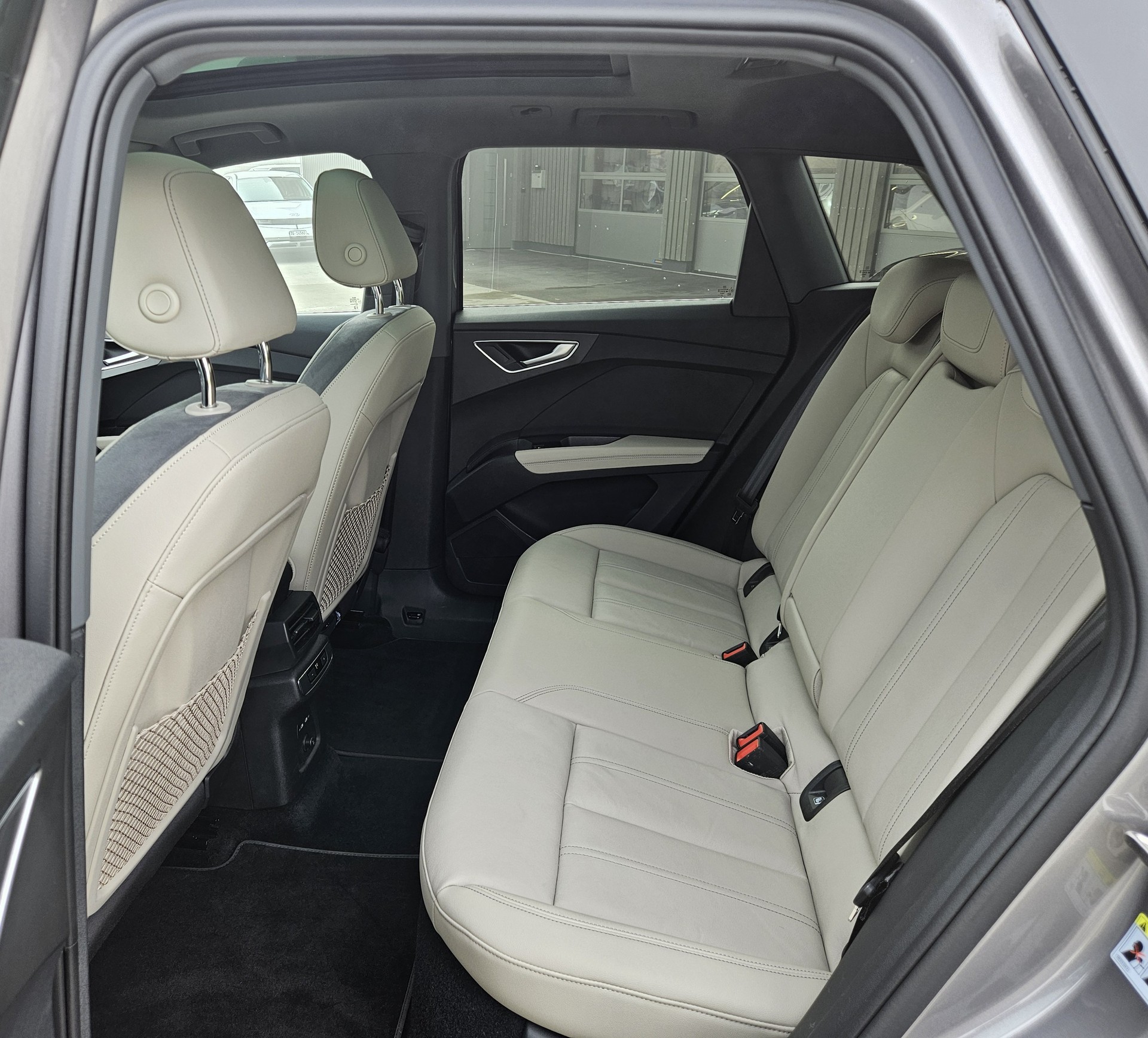 AUDI Q4 e-tron 45 quattro Modell 2024 mit Panoramadach - 26