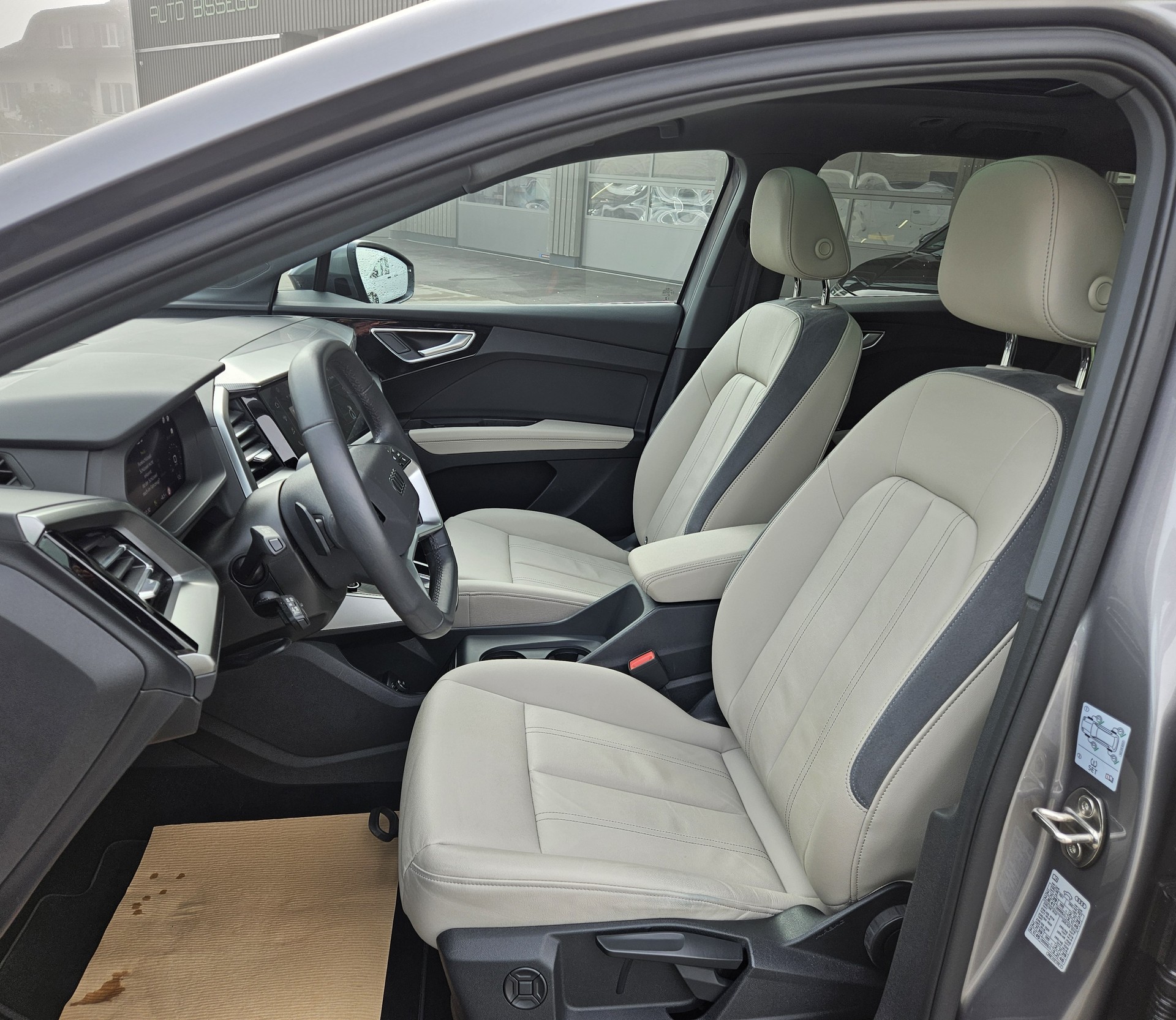 AUDI Q4 e-tron 45 quattro Modell 2024 mit Panoramadach - 12