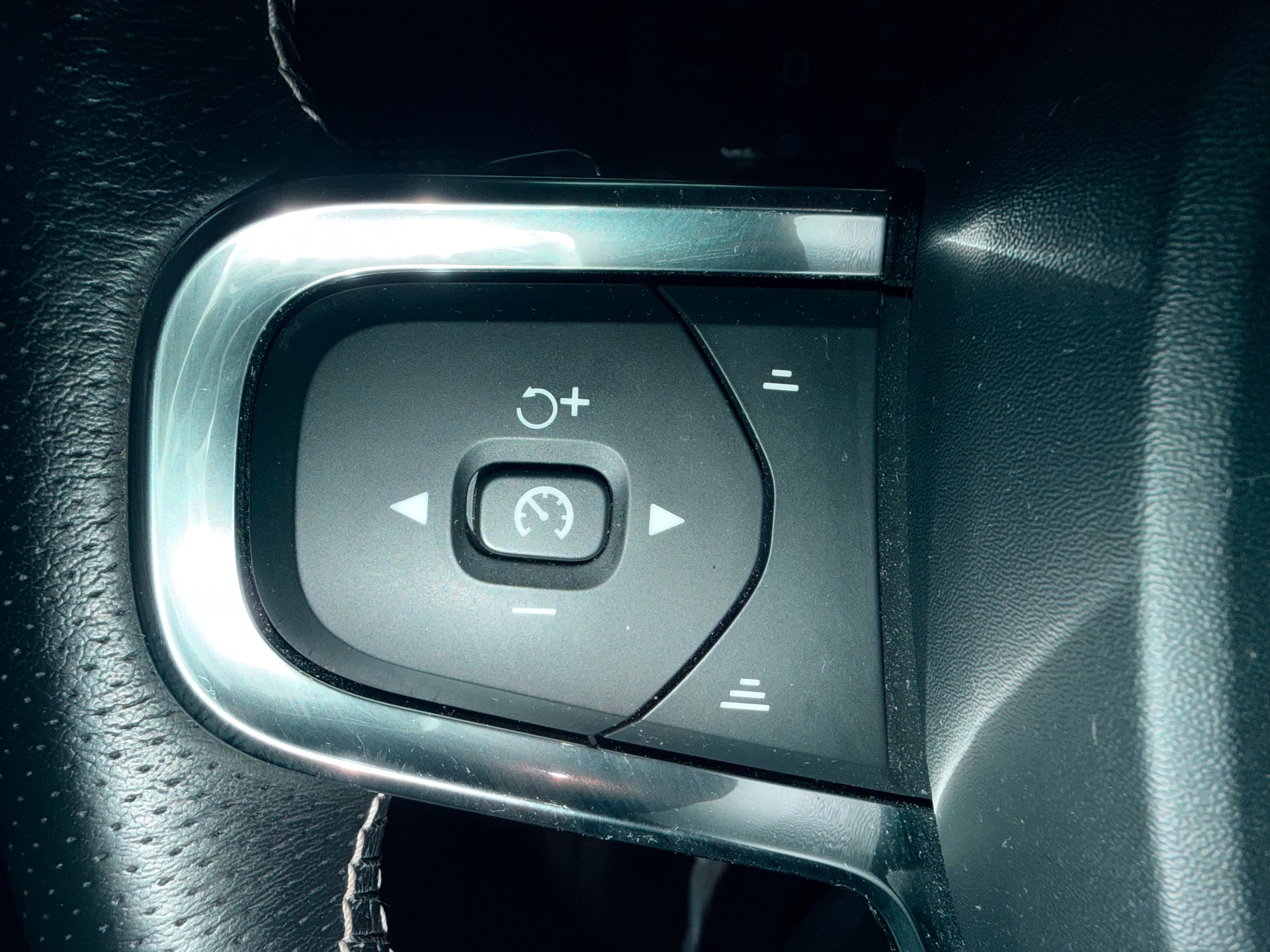 VOLVO XC40 D4 AWD R-Design Geartronic - 10