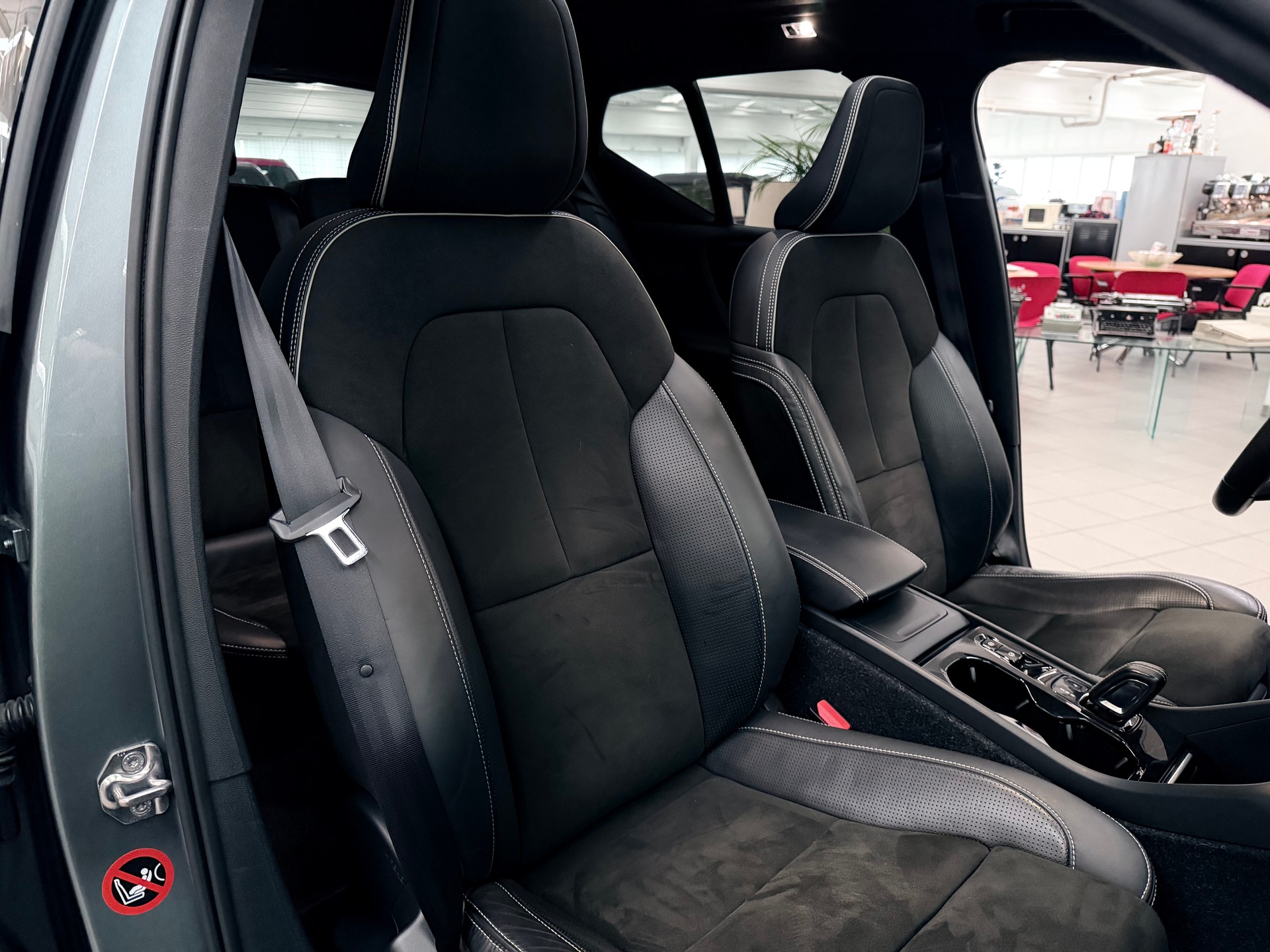 VOLVO XC40 D4 AWD R-Design Geartronic - 13