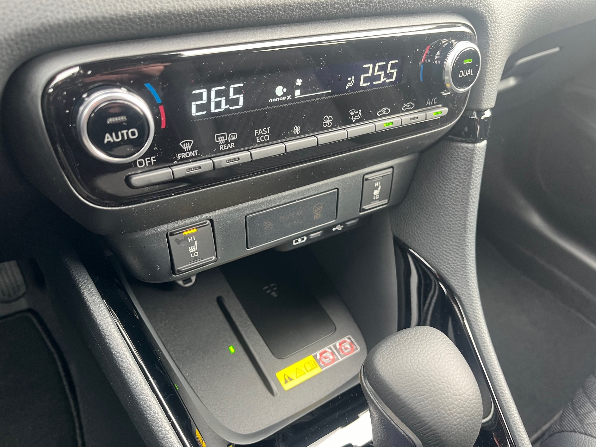 TOYOTA Yaris 1.5 Premium e-CVT - 15