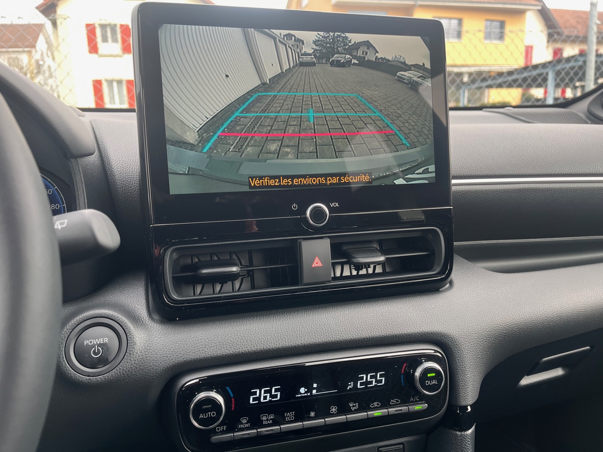 TOYOTA Yaris 1.5 Premium e-CVT - 14