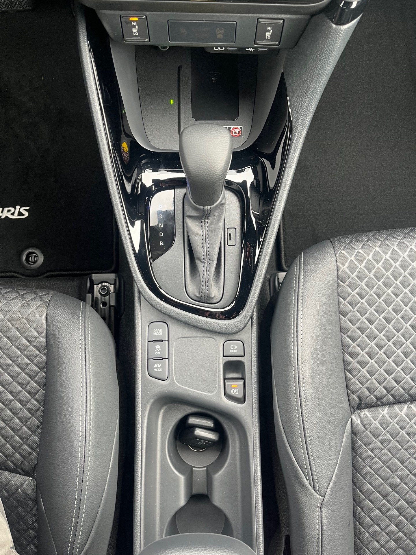 TOYOTA Yaris 1.5 Premium e-CVT - 16