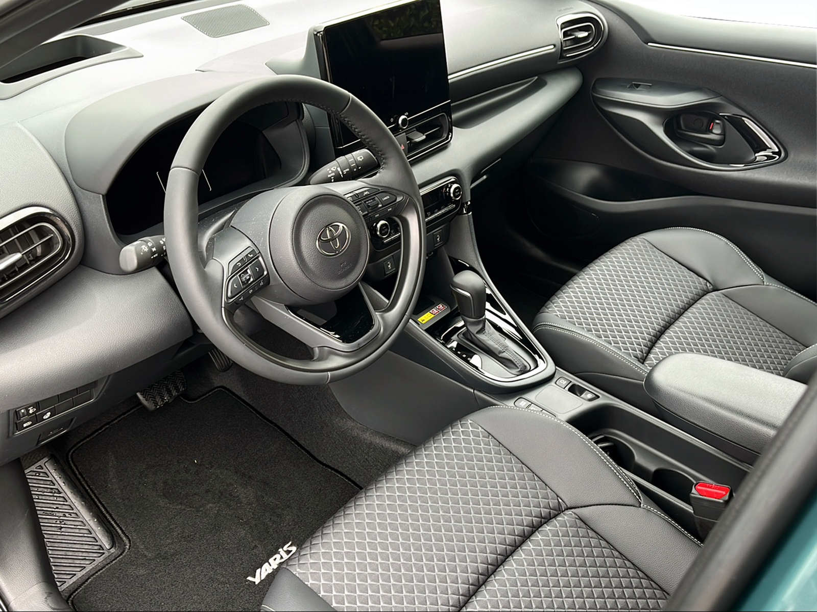 TOYOTA Yaris 1.5 Premium e-CVT - 6