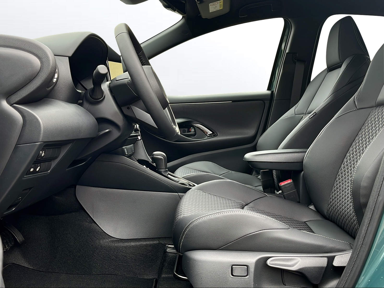 TOYOTA Yaris 1.5 Premium e-CVT - 7