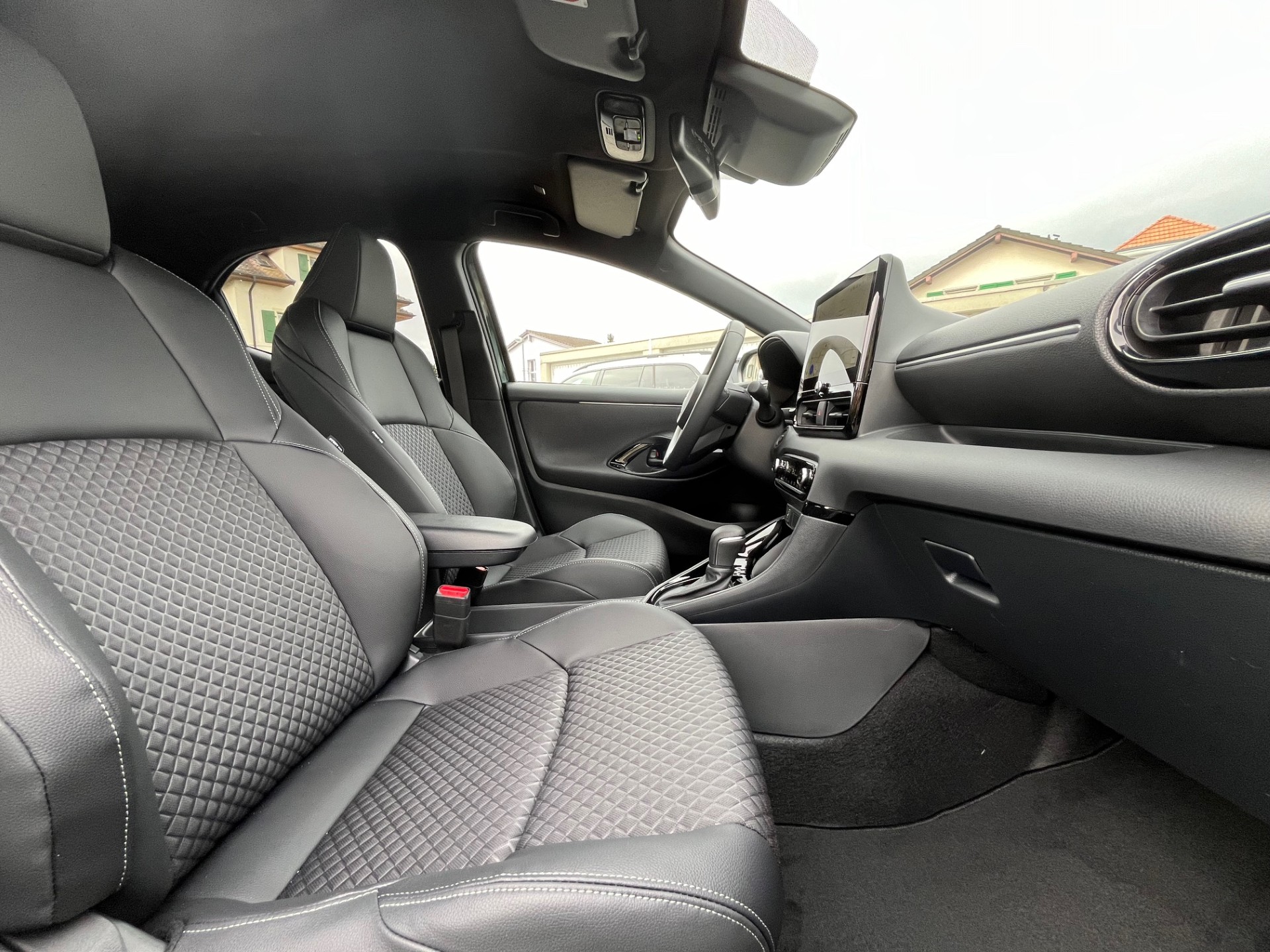 TOYOTA Yaris 1.5 Premium e-CVT - 9