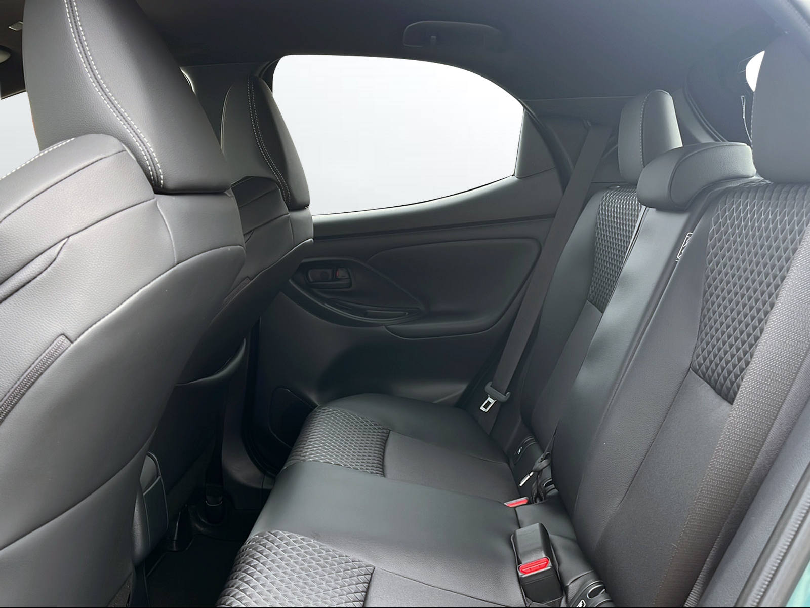 TOYOTA Yaris 1.5 Premium e-CVT - 10