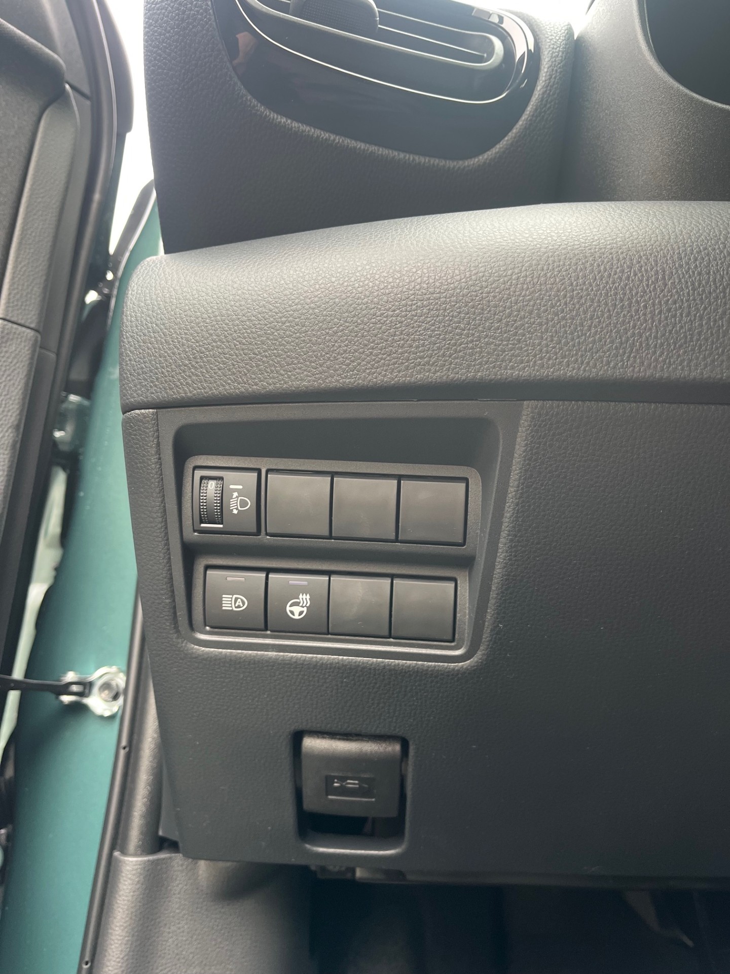 TOYOTA Yaris 1.5 Premium e-CVT - 18