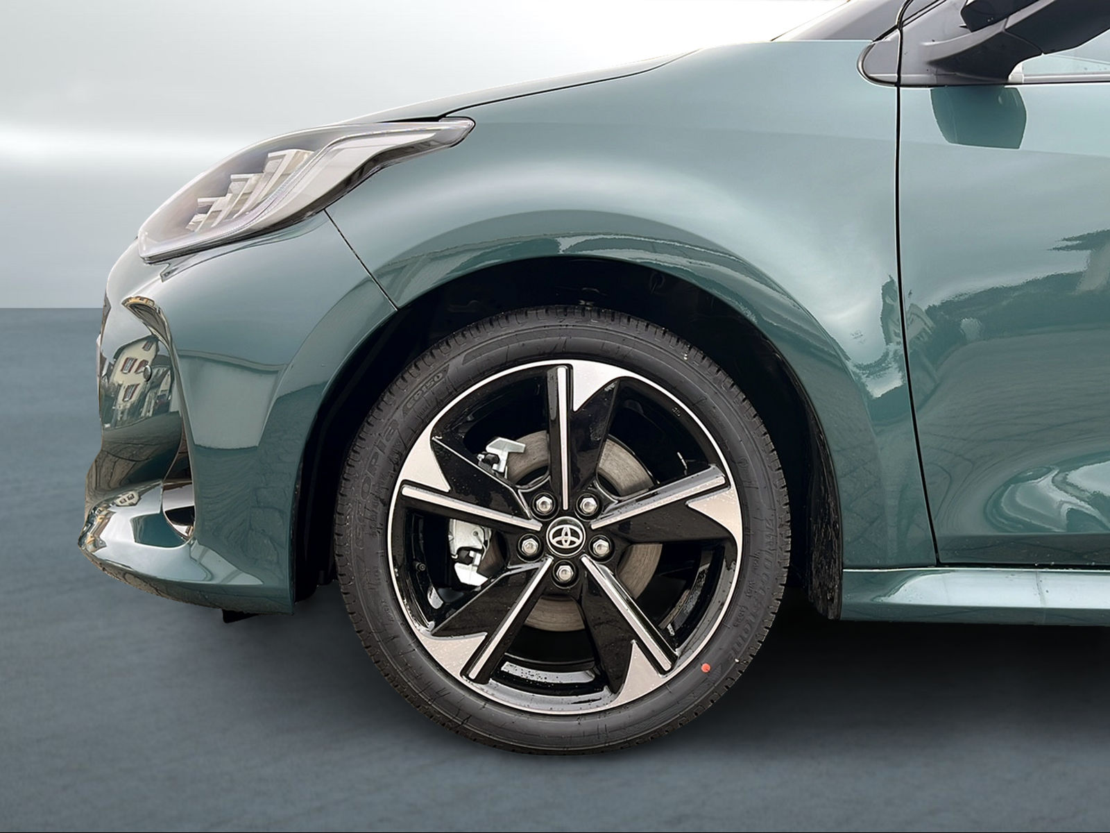 TOYOTA Yaris 1.5 Premium e-CVT - 5