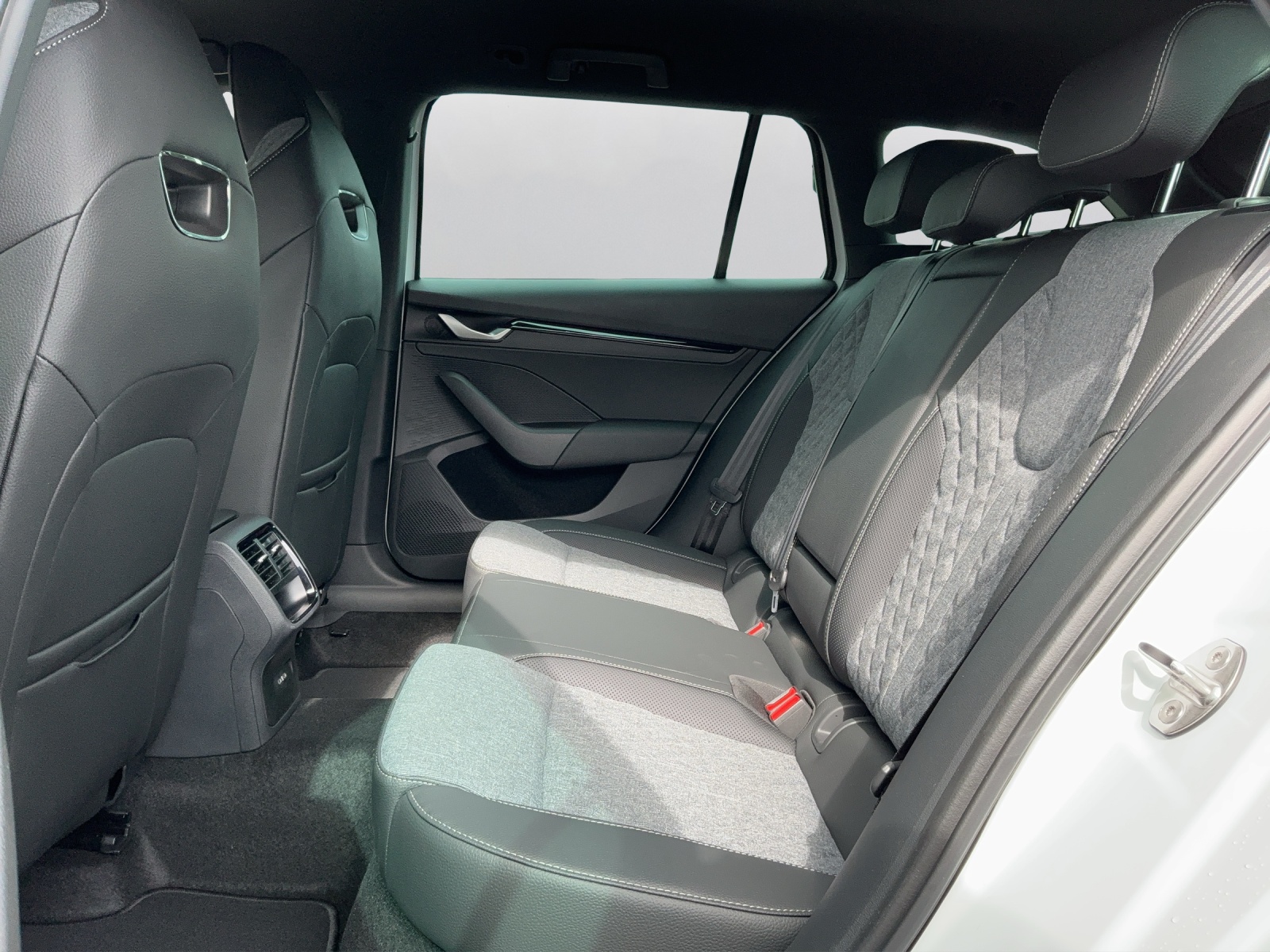 SKODA Octavia Combi 2.0 TSI DSG Dynamic 4x4 - 11