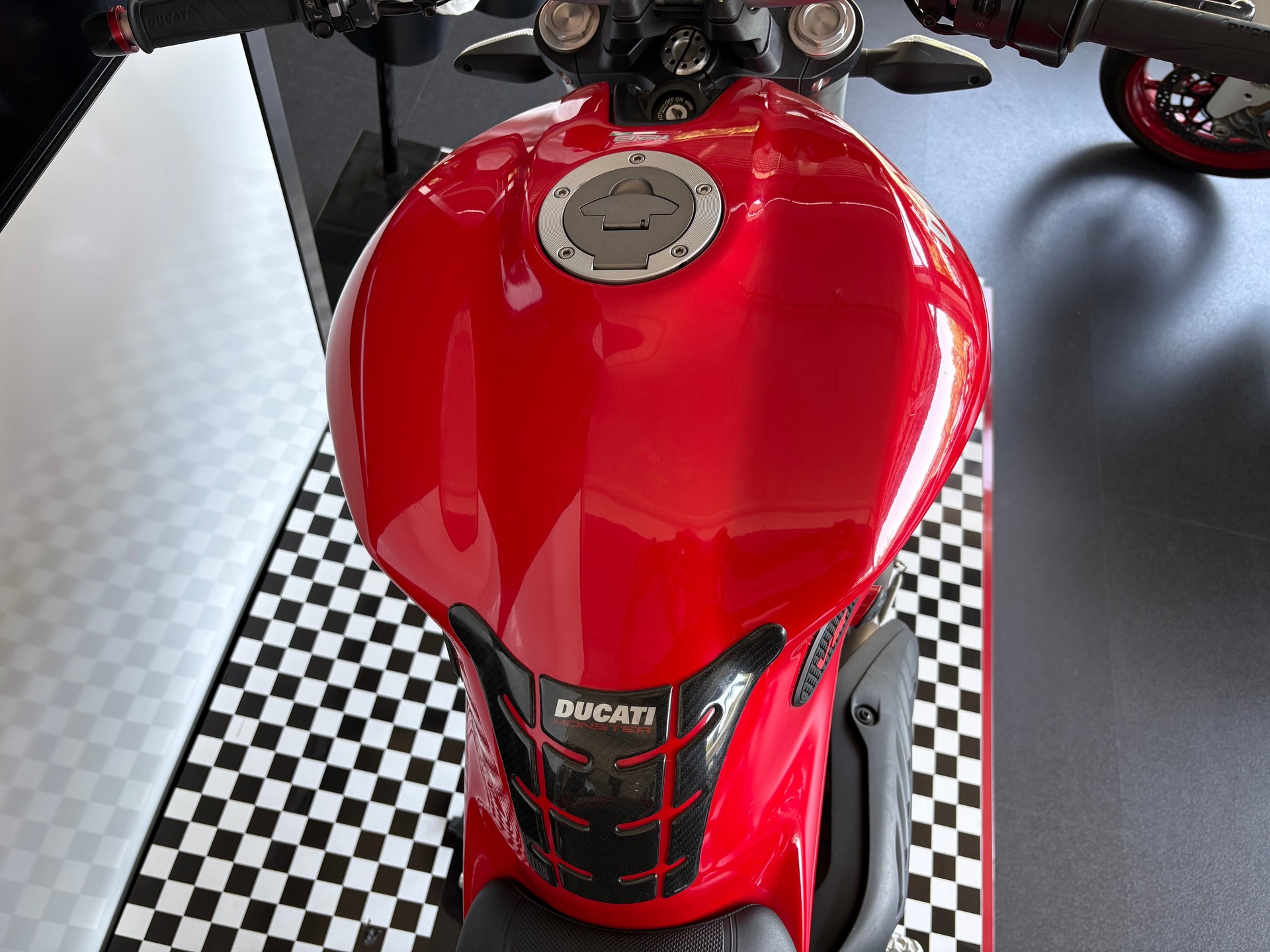 DUCATI Monster 821 - 8