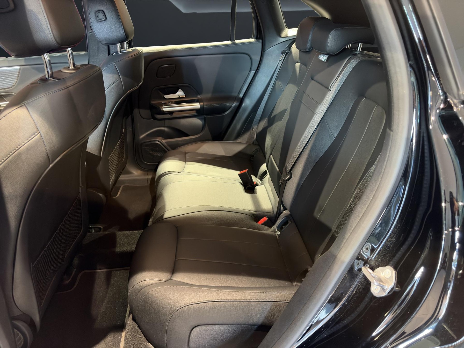 MERCEDES-BENZ EQA 300 Swiss Star Progressive 4matic - 8