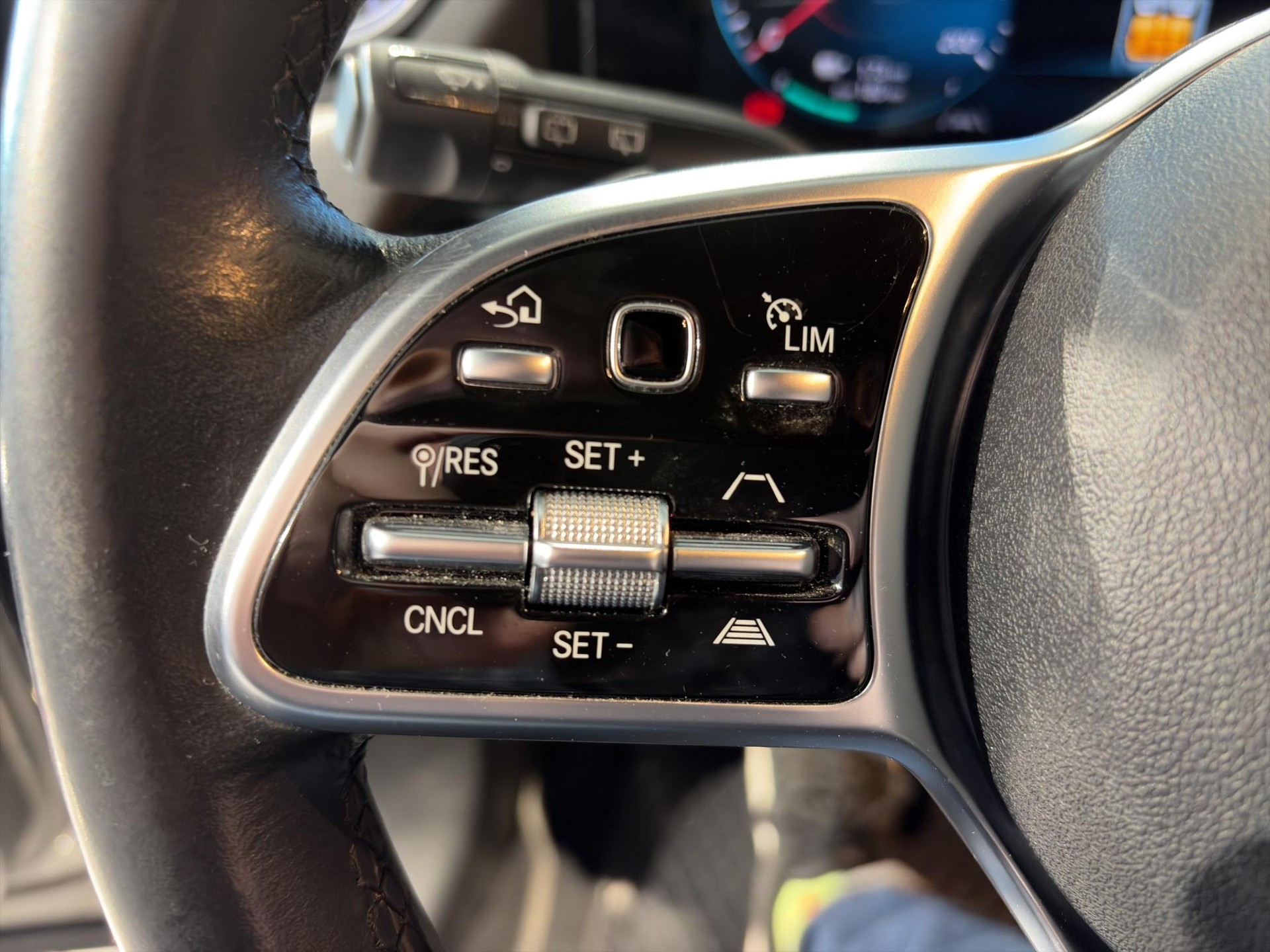 MERCEDES-BENZ EQA 300 Swiss Star Progressive 4matic - 10