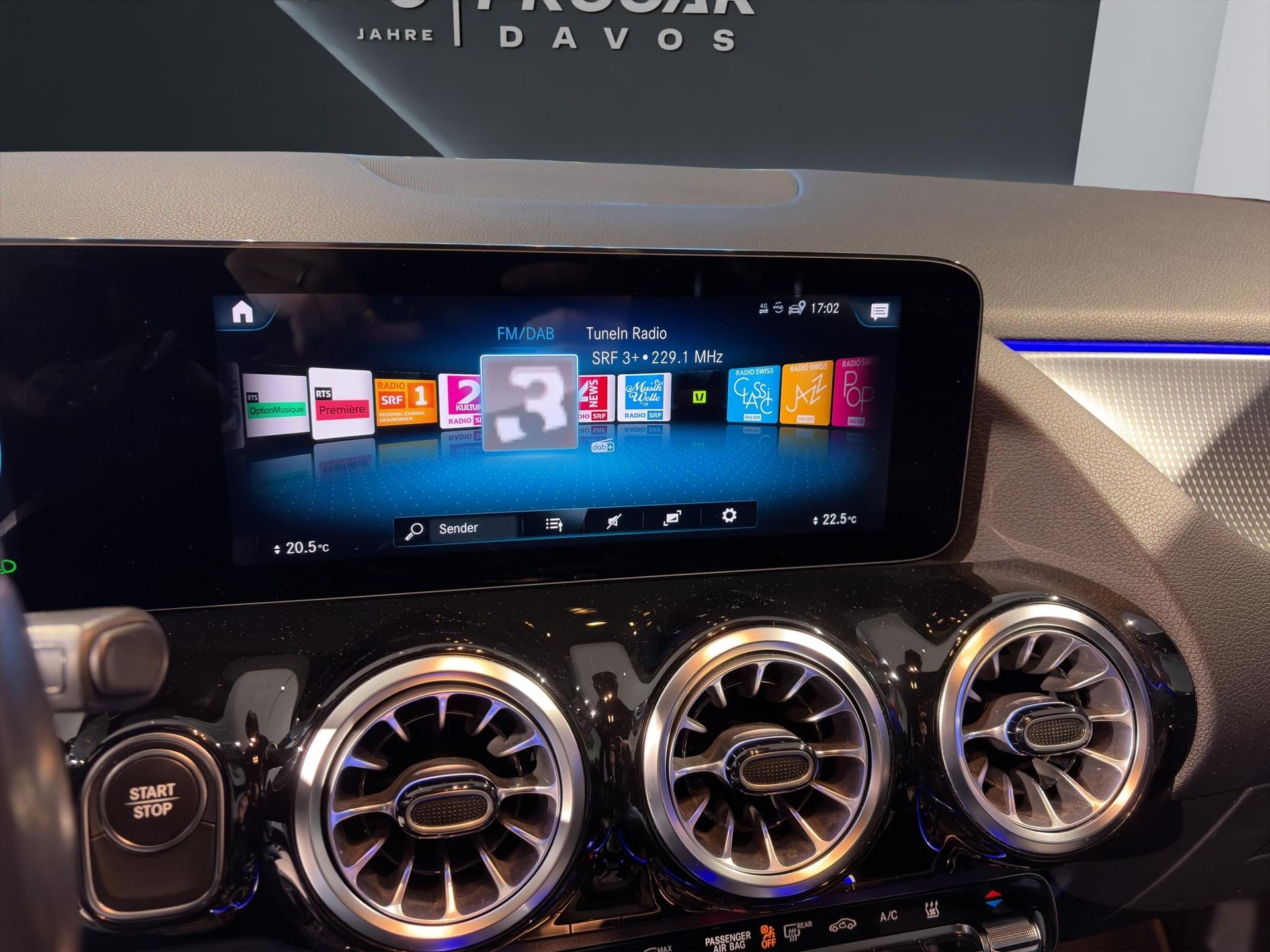 MERCEDES-BENZ EQA 300 Swiss Star Progressive 4matic - 13