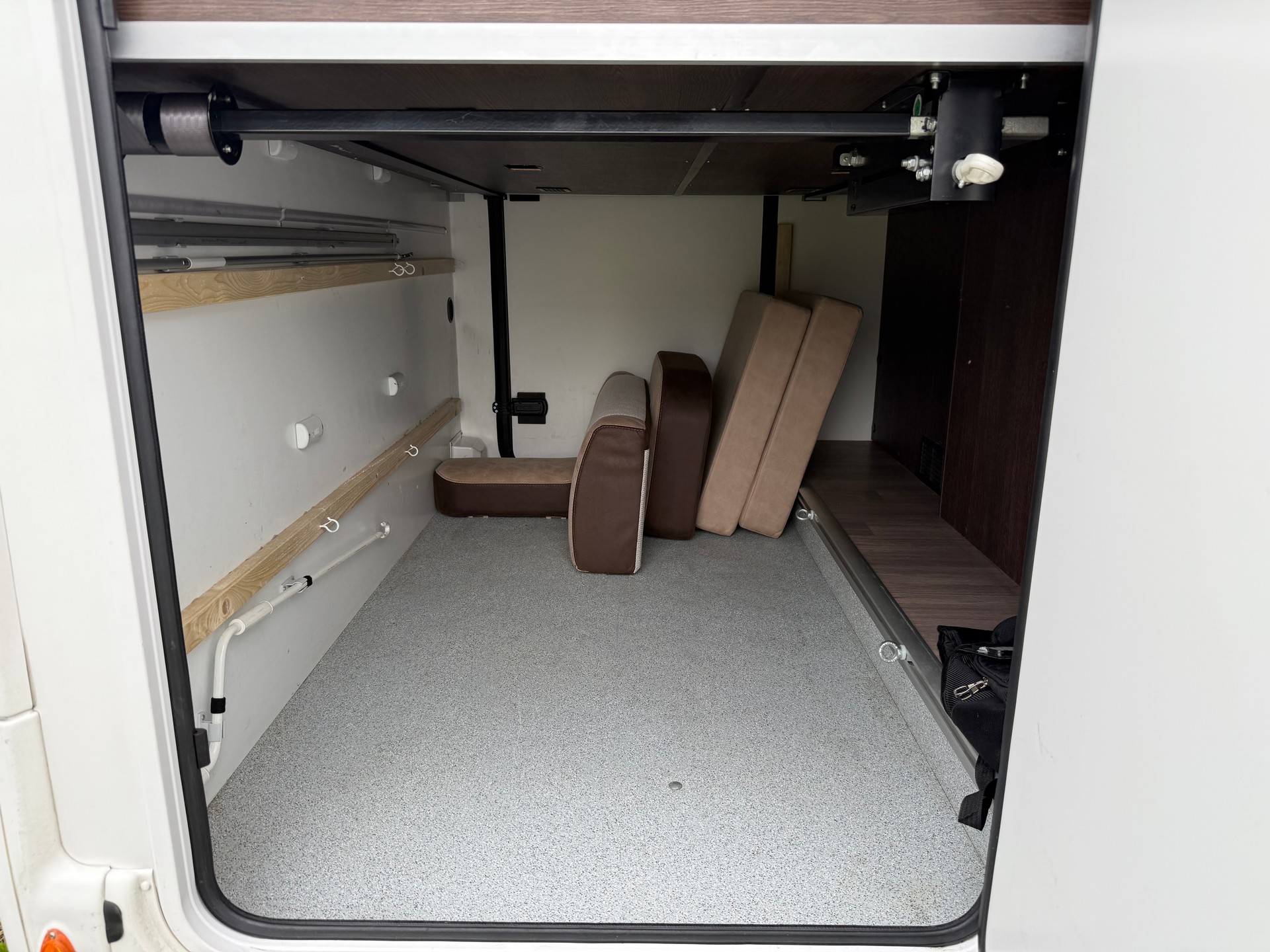 BENIMAR Sport 346 6 places (marquise & panneau solaire) - 14