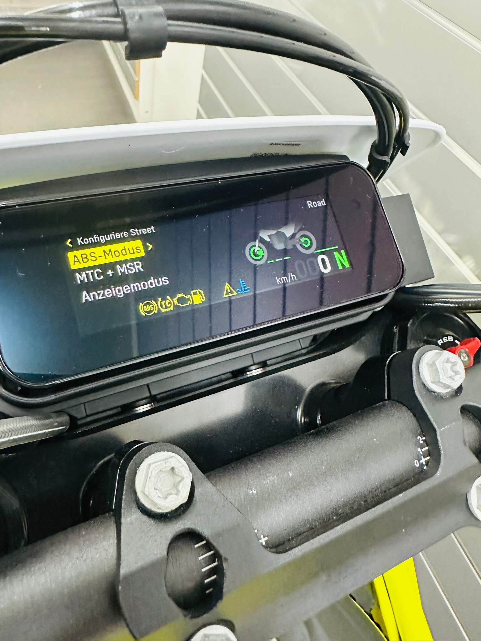 HUSQVARNA 701 Supermoto (35kW) - 12