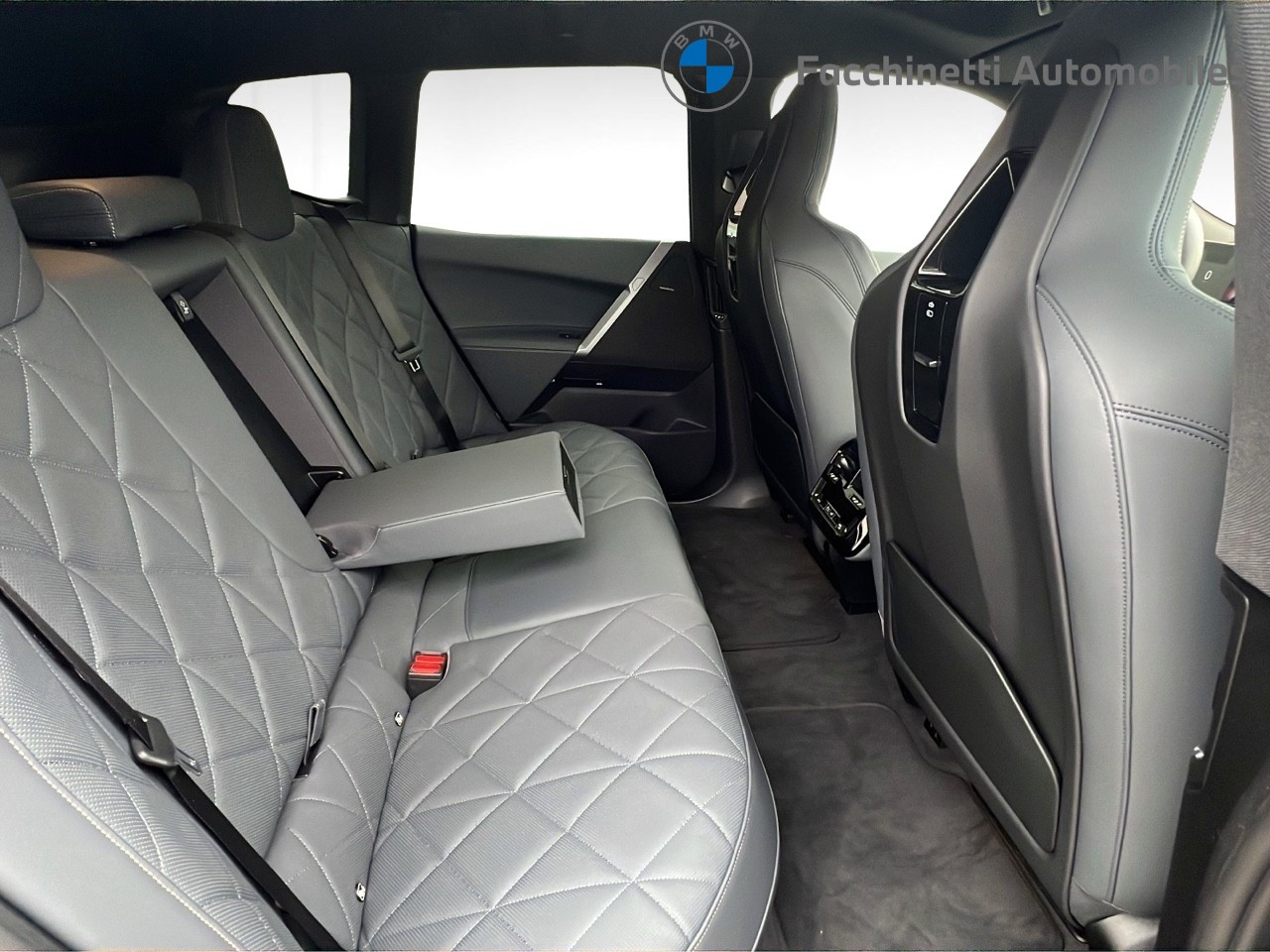 BMW iX xDrive45 M Sport Pro - 12