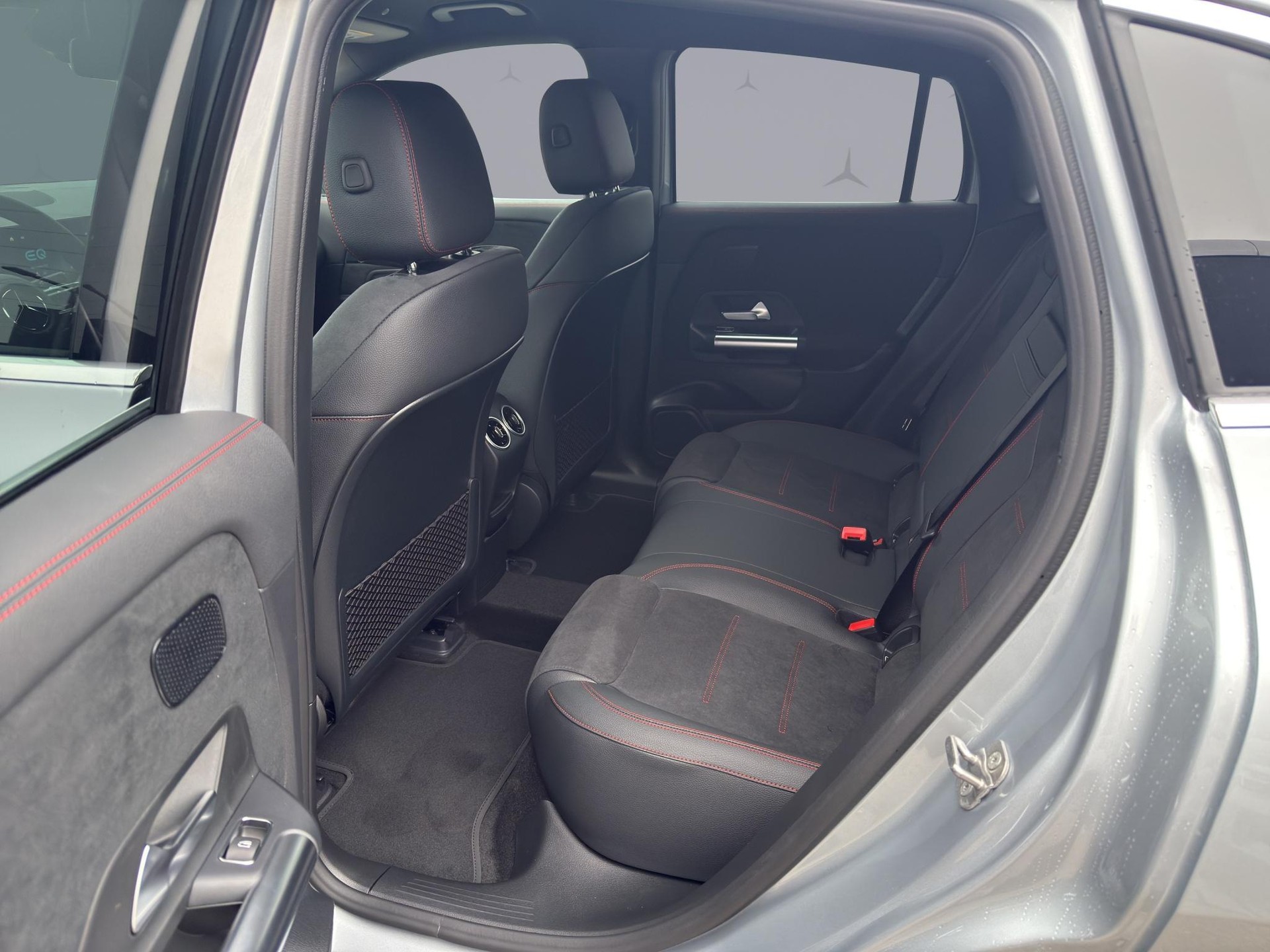 MERCEDES-BENZ EQA 300 AMG Line 4matic - 17