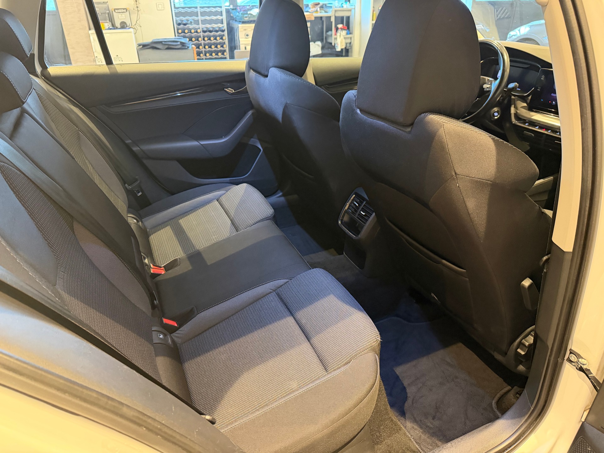 SKODA Octavia Combi 2.0 TDI Ambition 4x4 DSG - 10