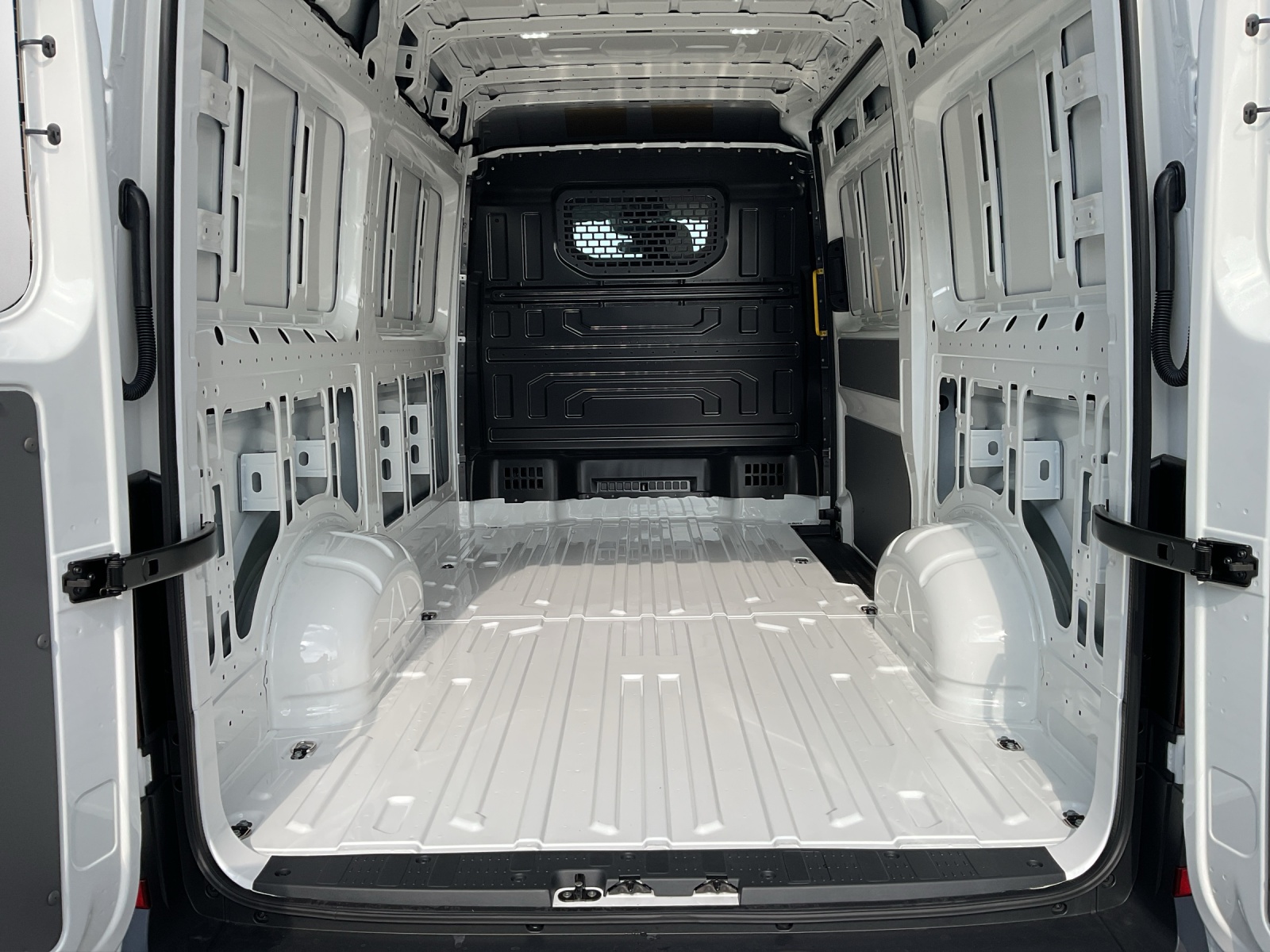 VW Crafter 35 2.0 TDI Entry L3 A - 12